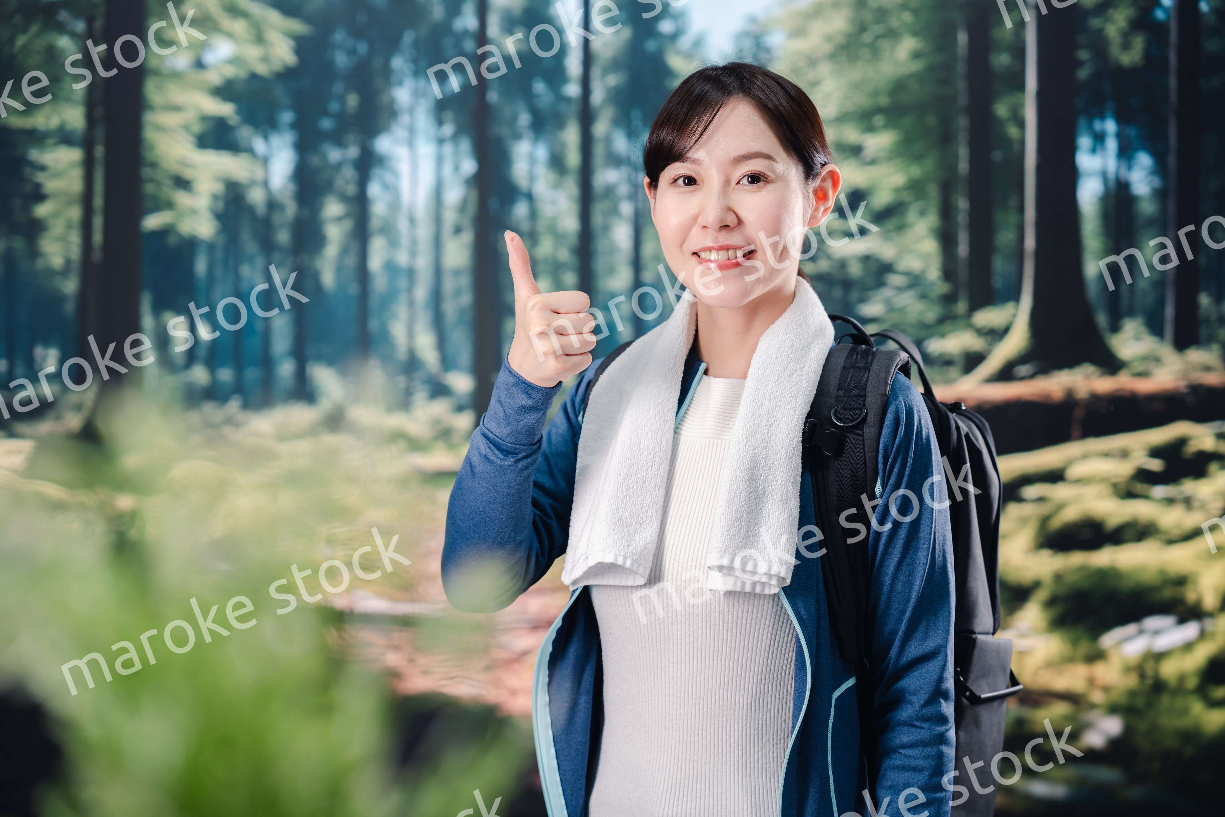 晴天の中で登山をする女性