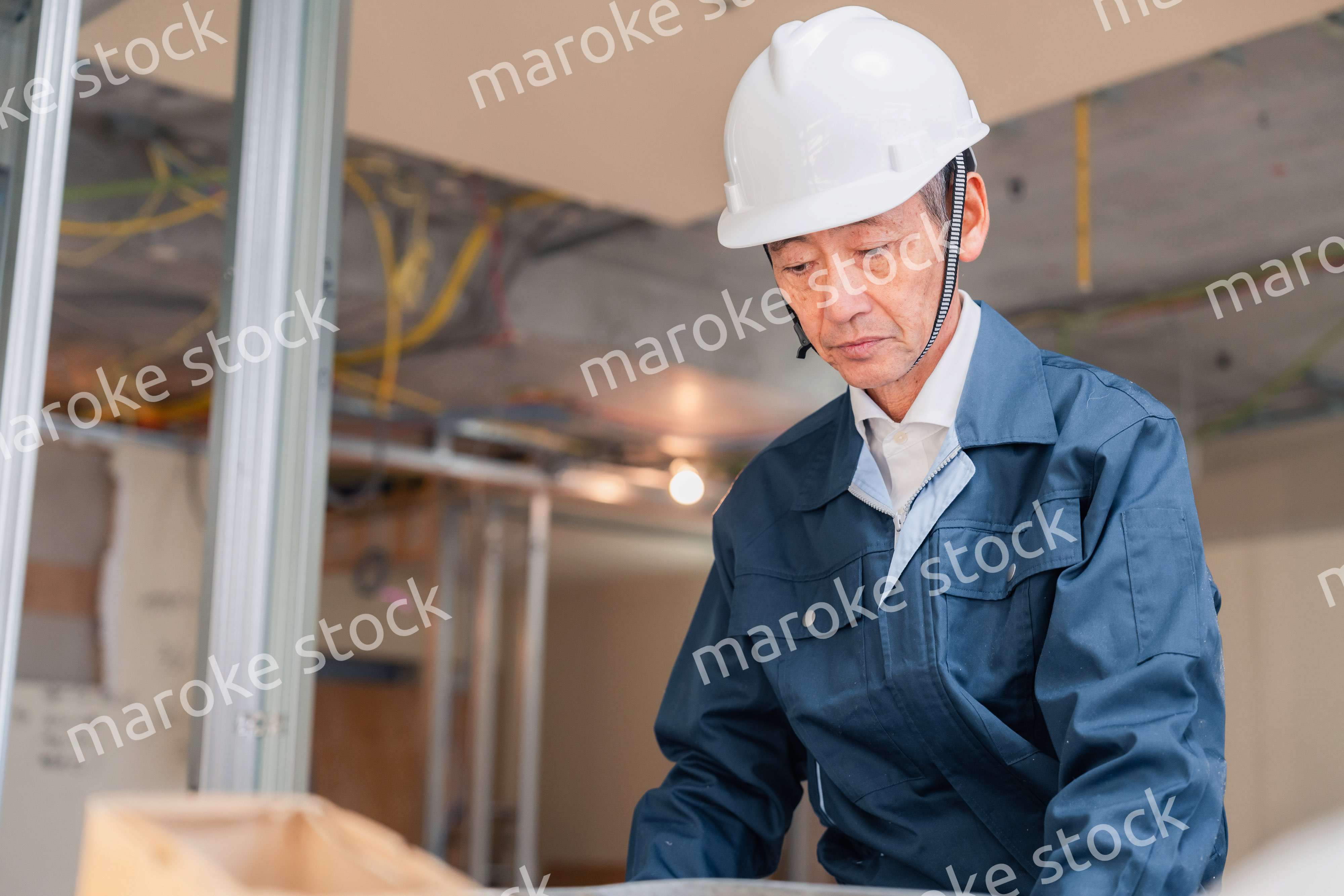 作業台で作業をする大工さん