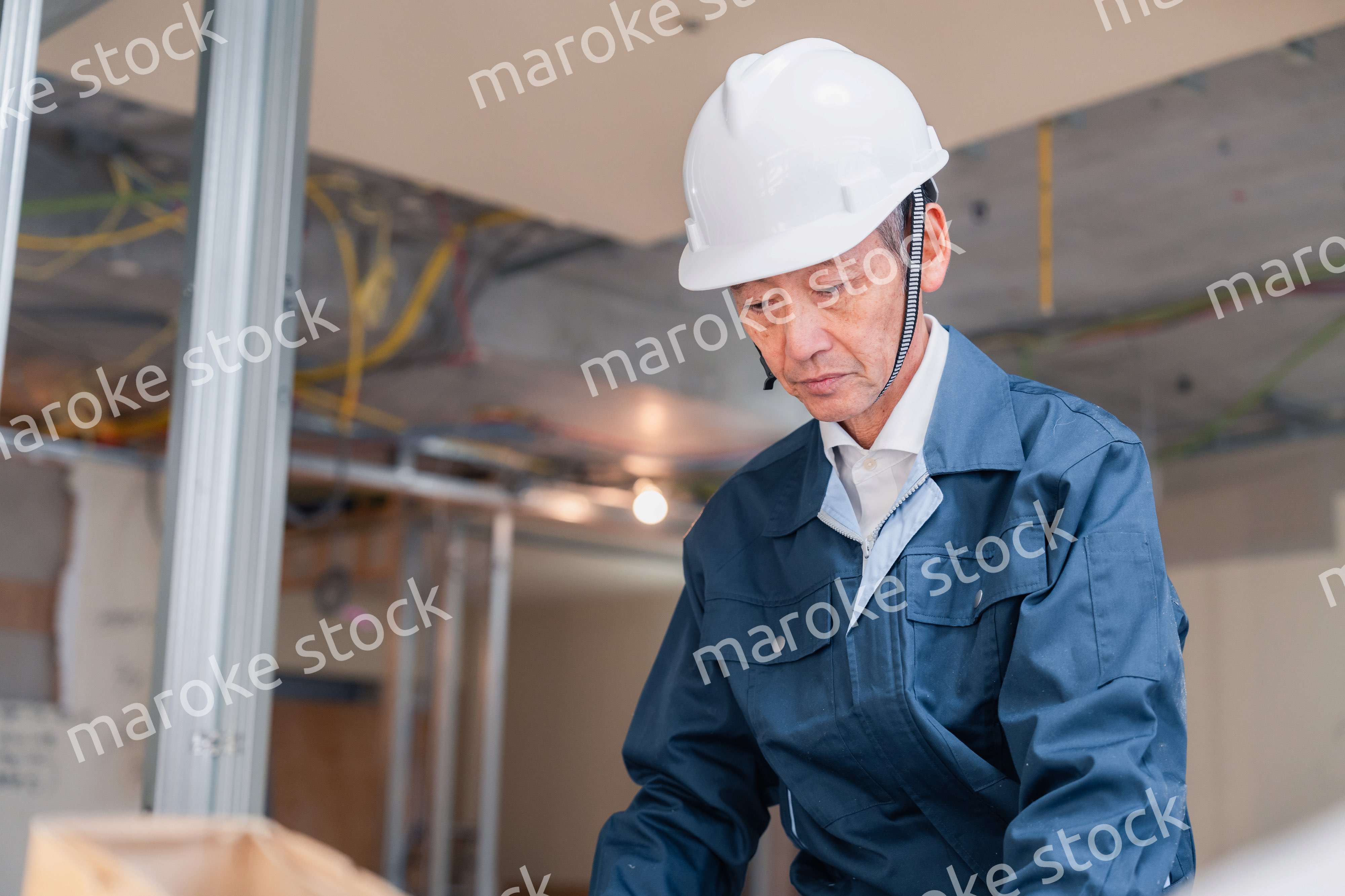 作業台で作業をする大工さん