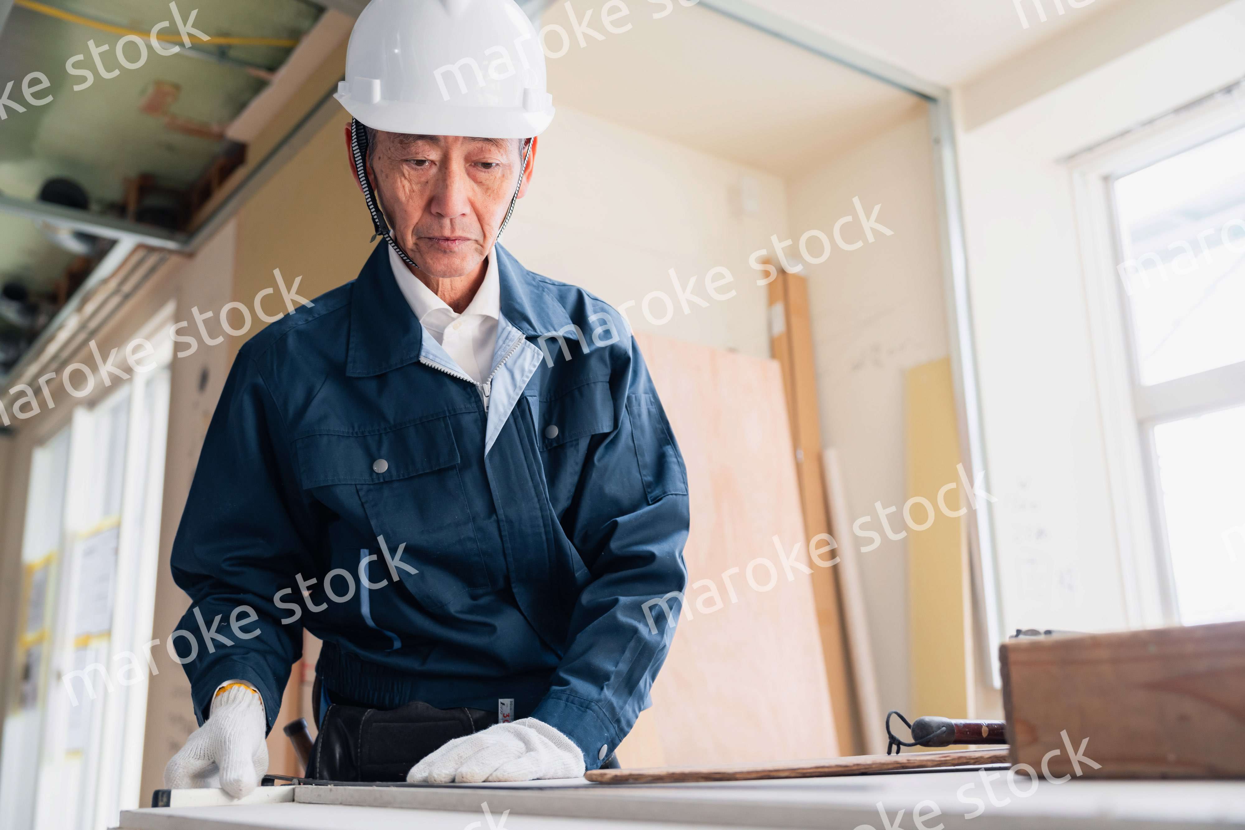 作業台で作業をする大工さん