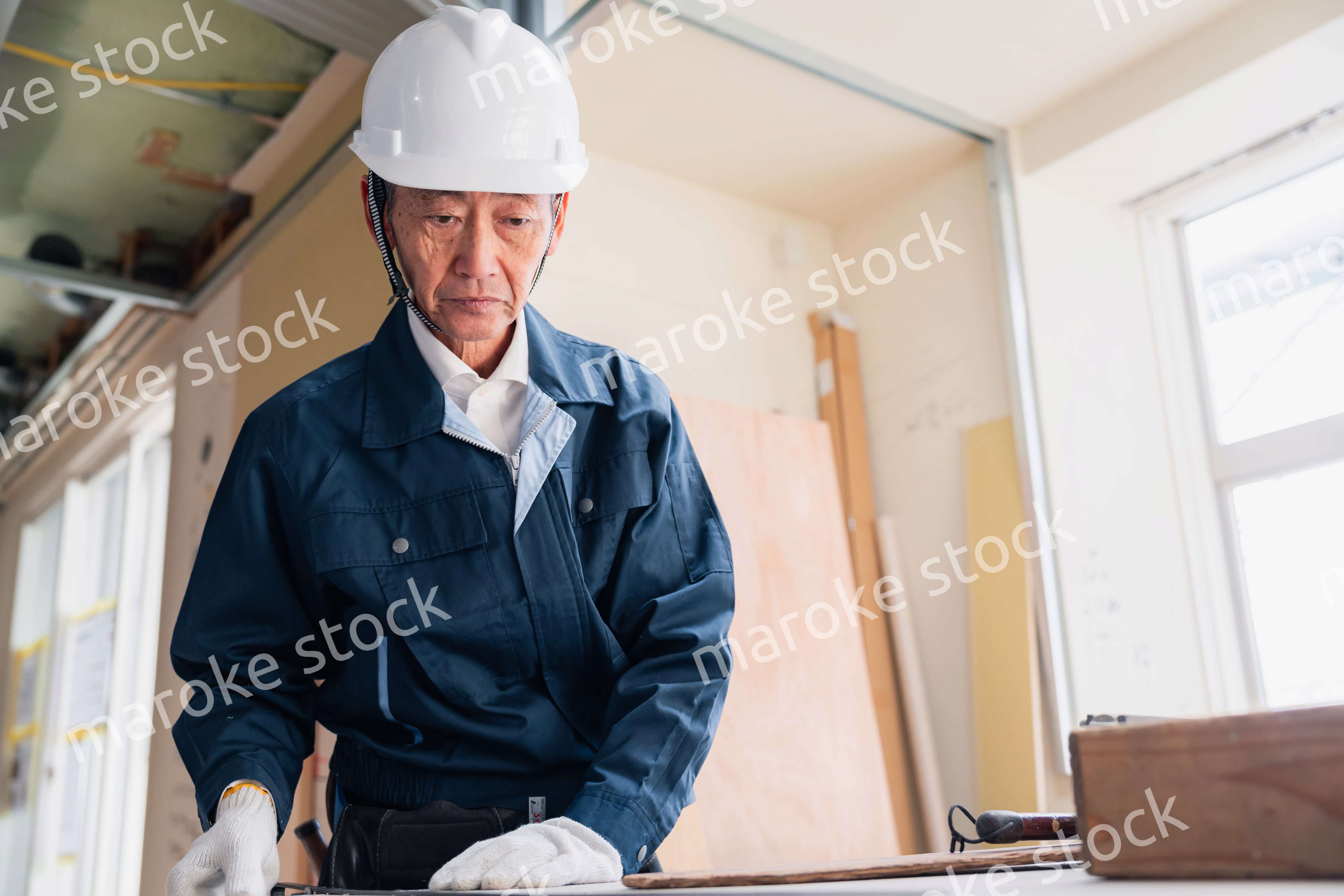 作業台で作業をする大工さん
