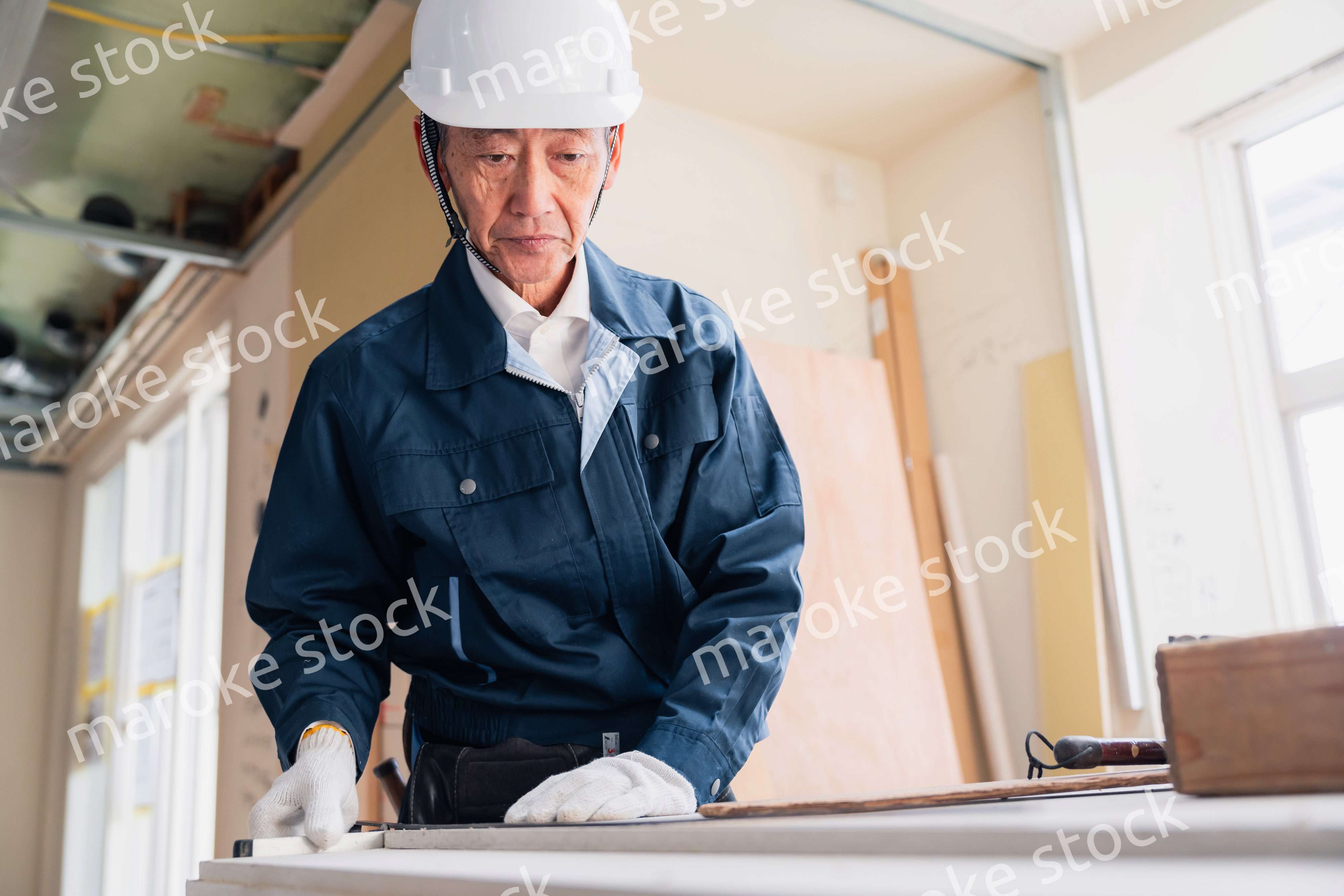 作業台で作業をする大工さん