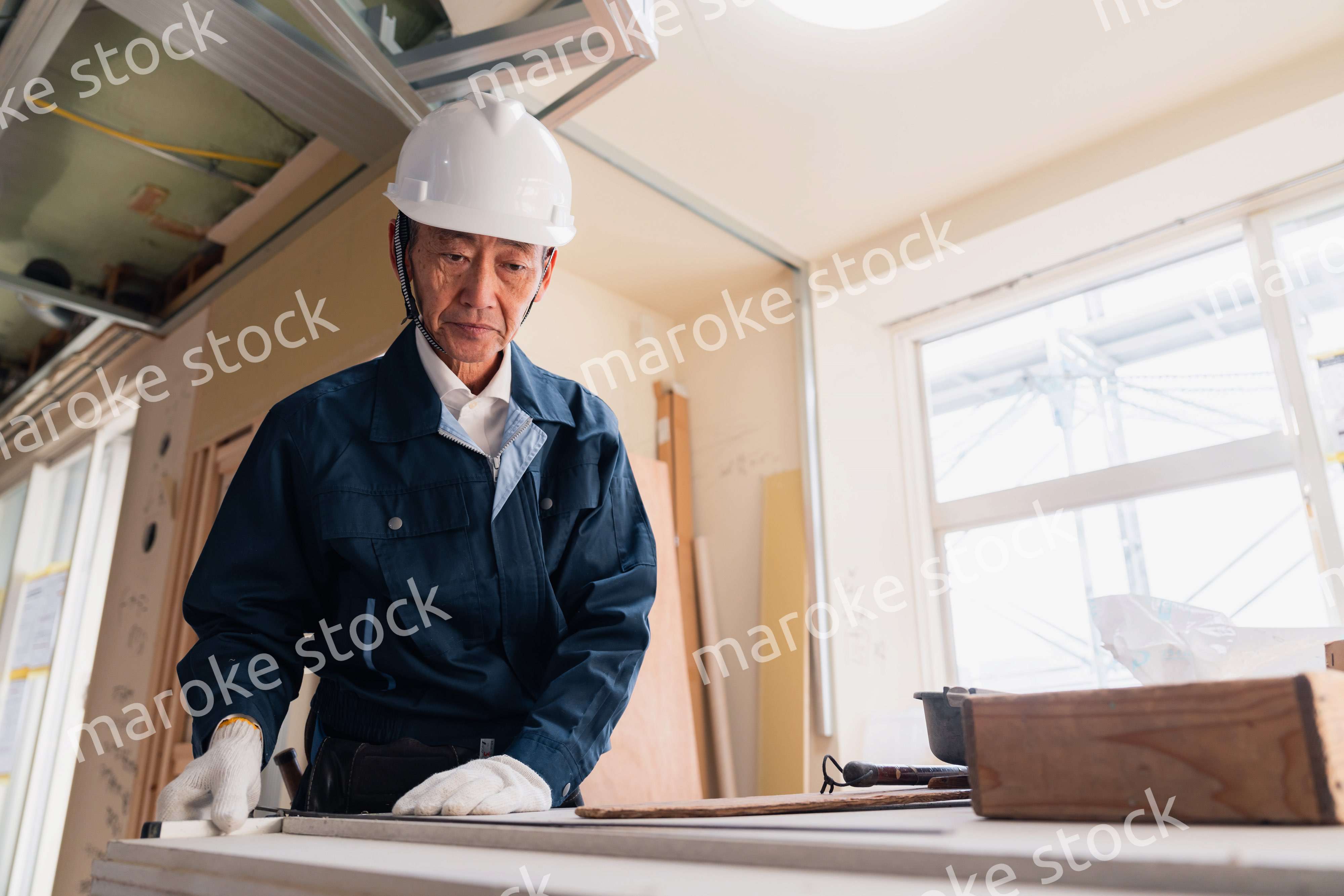作業台で作業をする大工さん