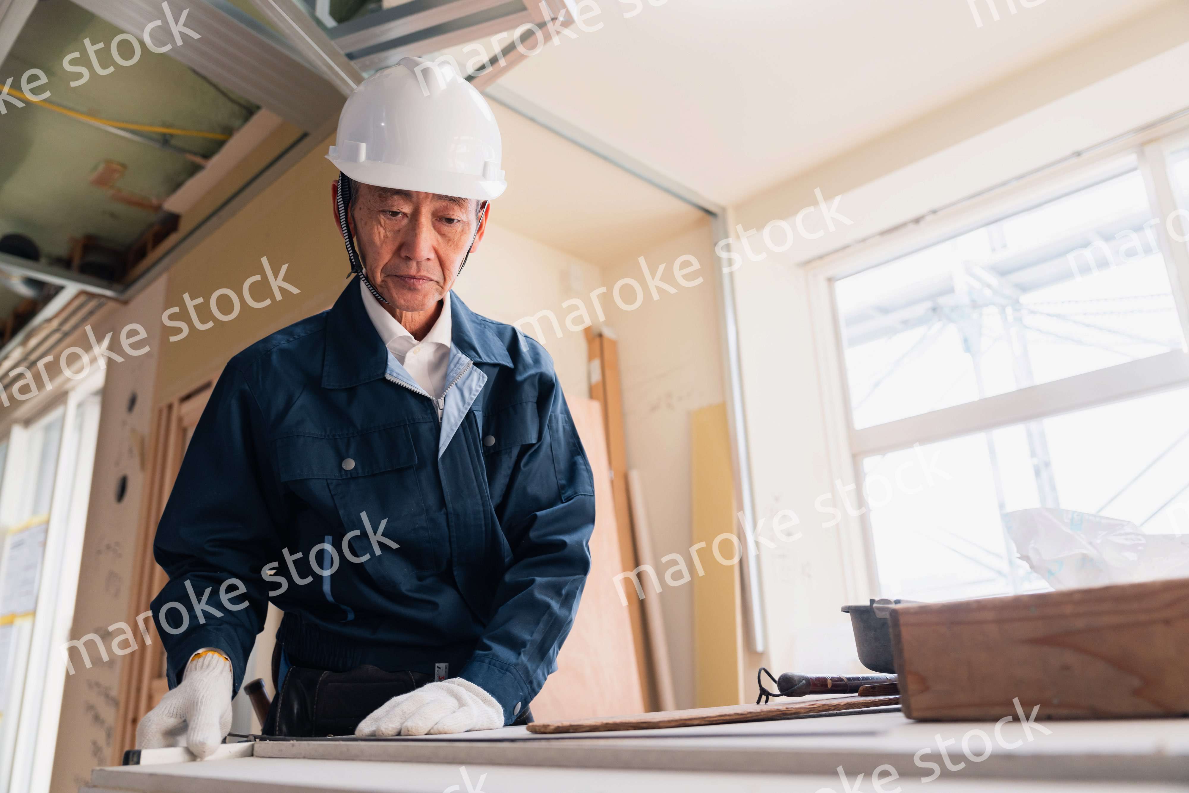 作業台で作業をする大工さん