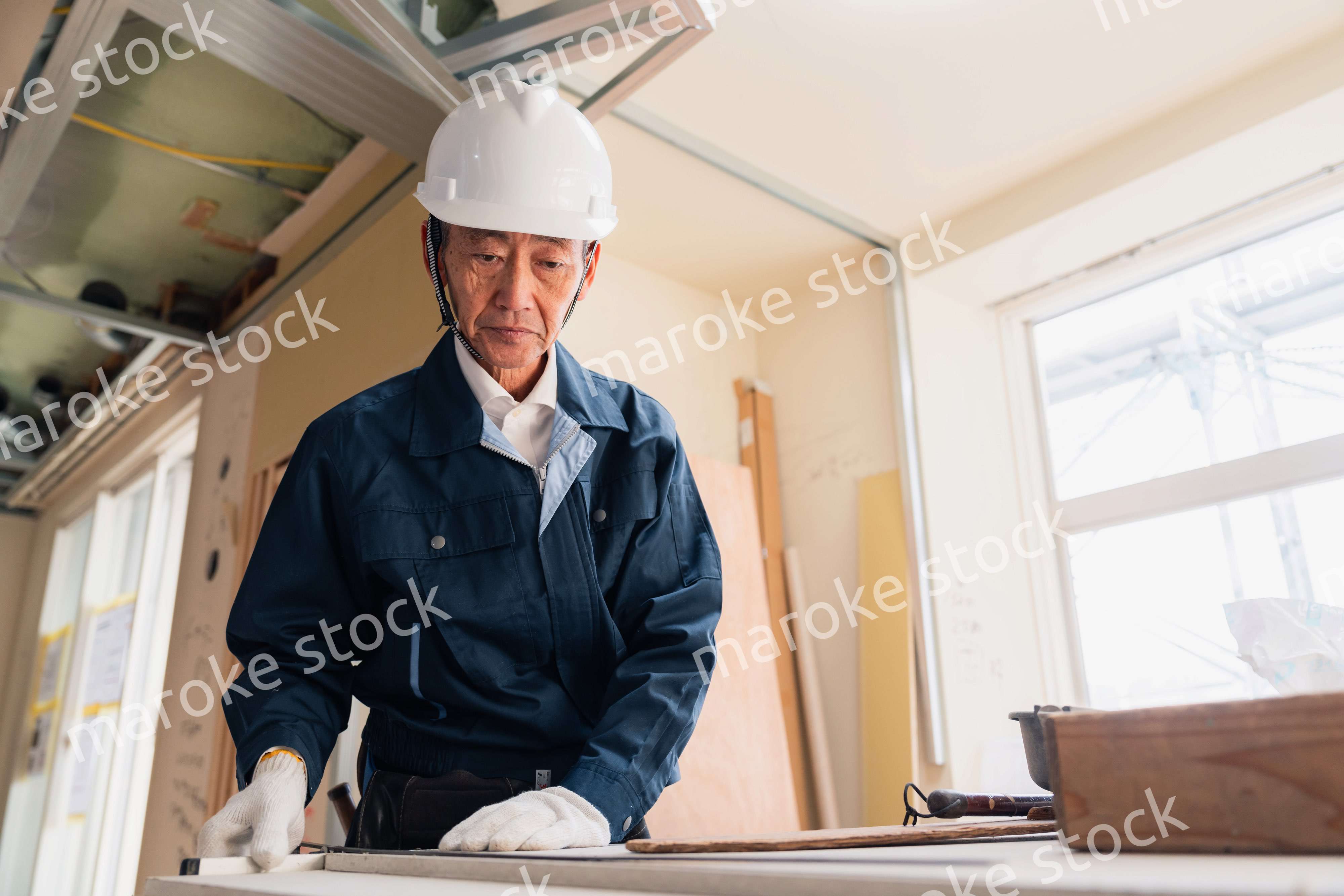 作業台で作業をする大工さん