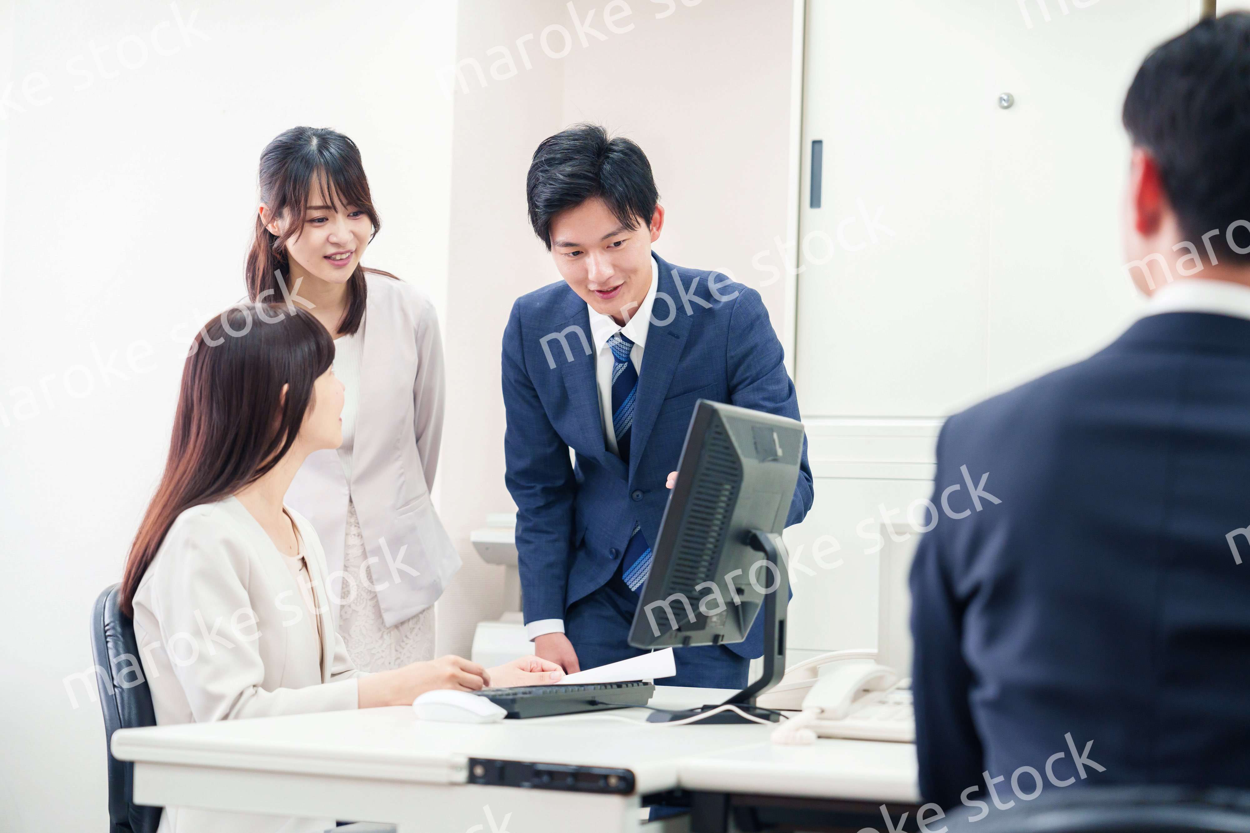 上司に報告をするビジネスパーソン