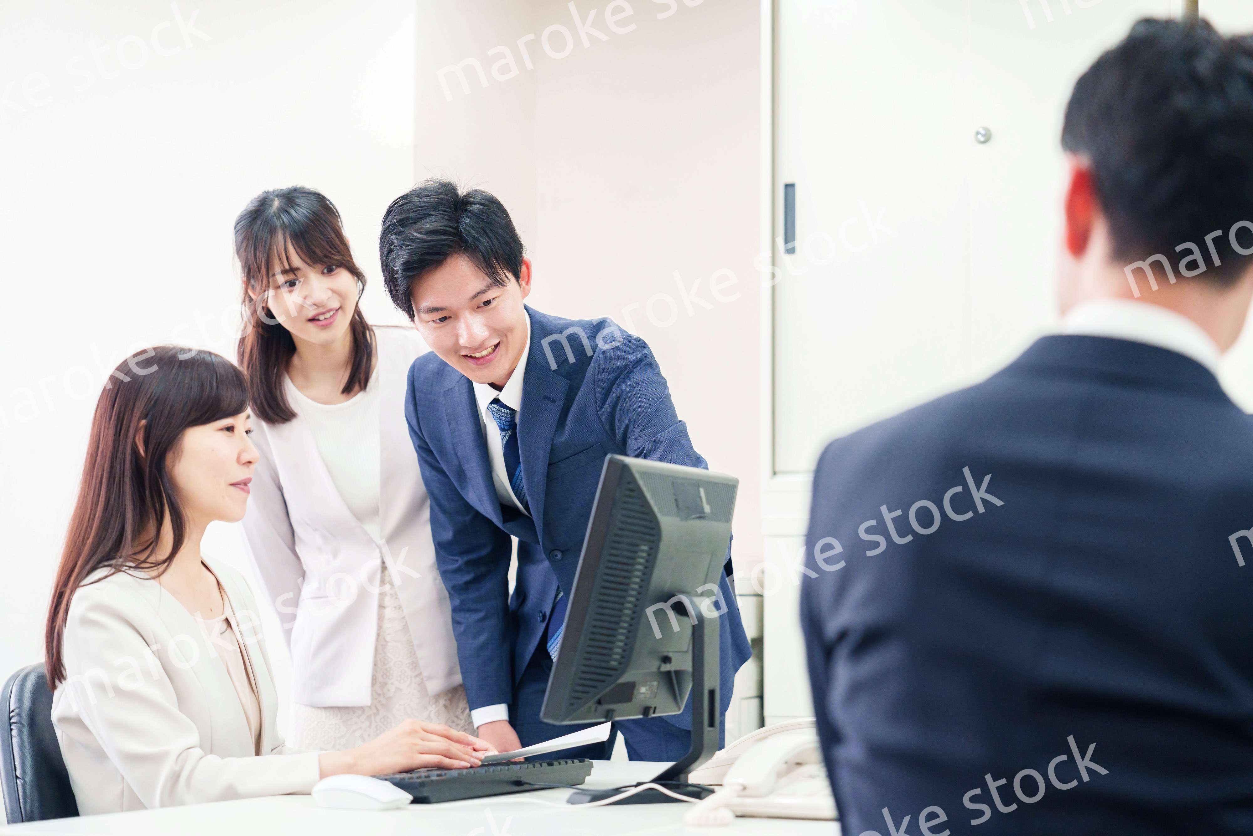 上司に報告をするビジネスパーソン