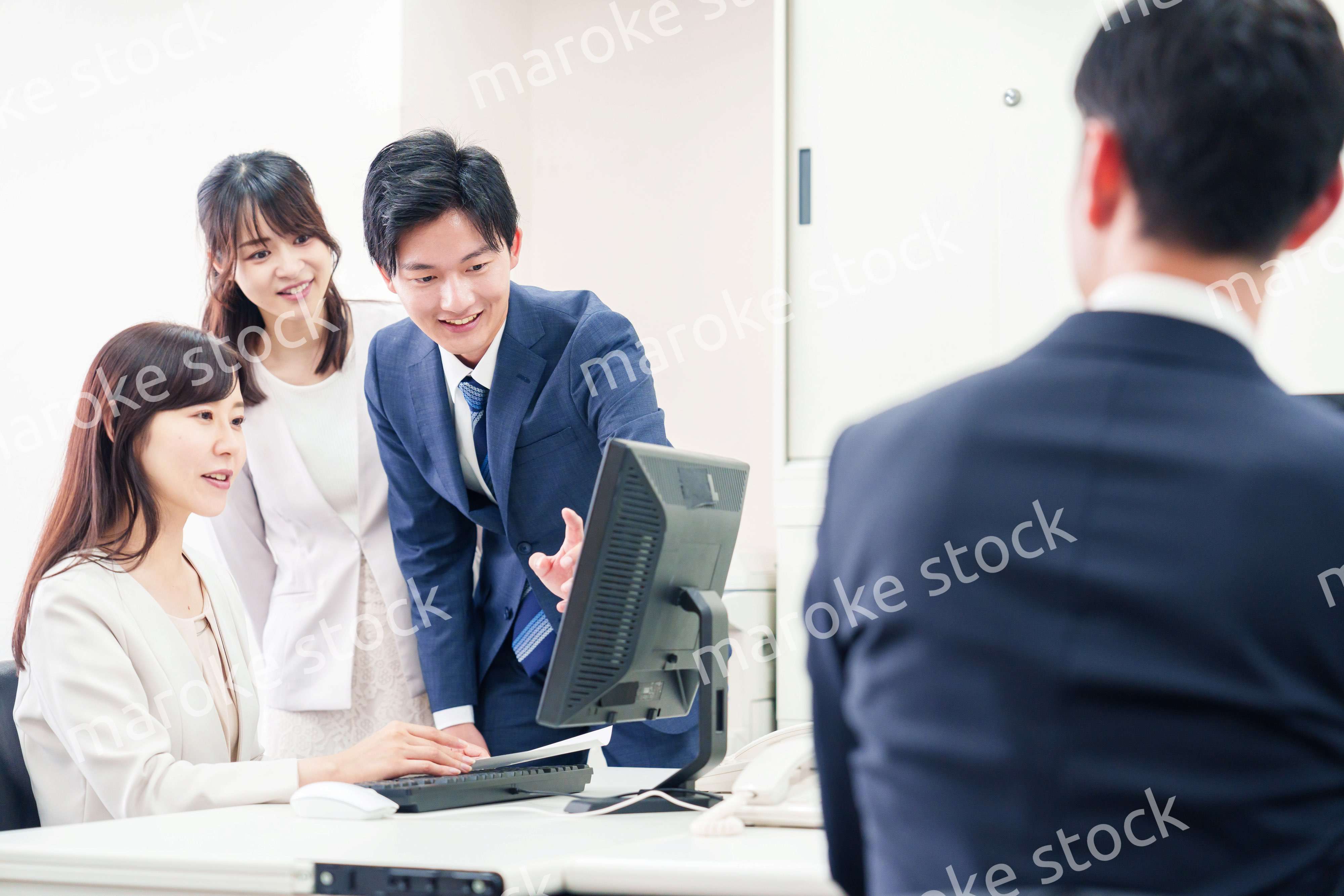 上司に報告をするビジネスパーソン