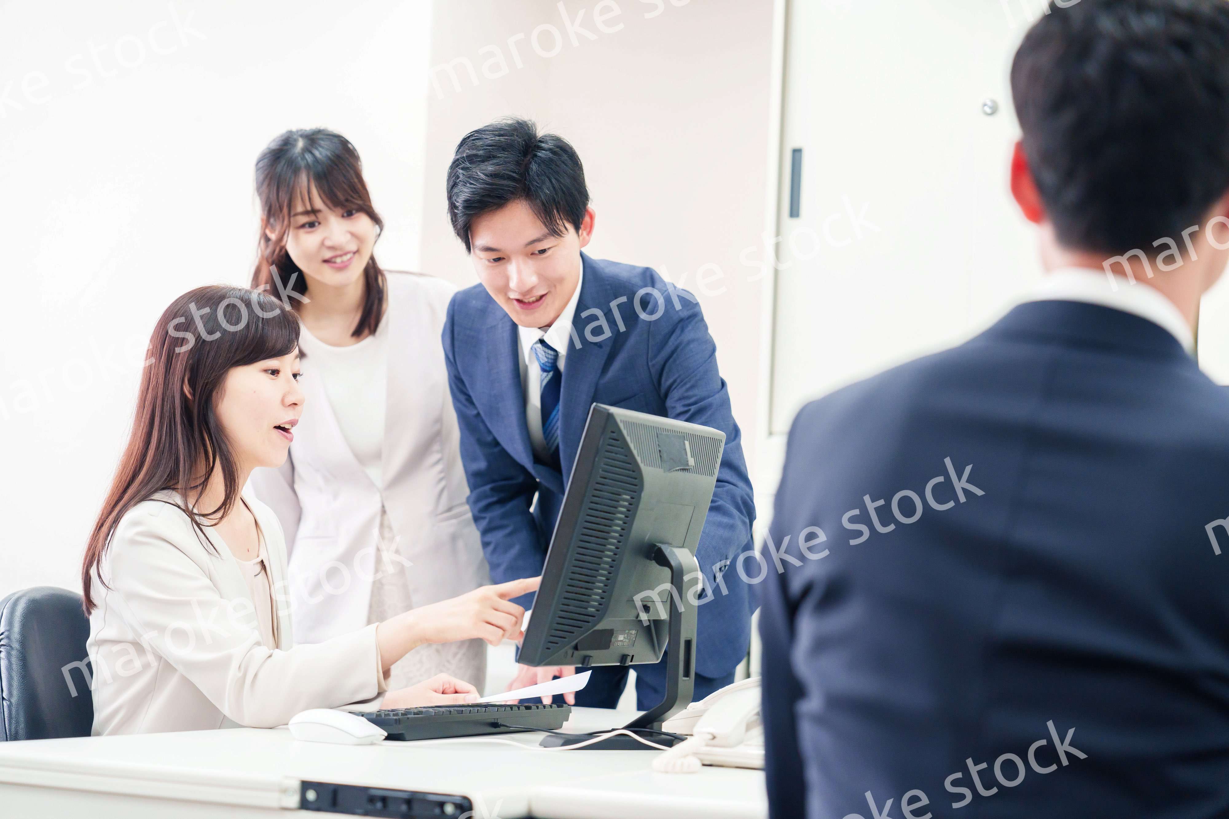 上司に報告をするビジネスパーソン