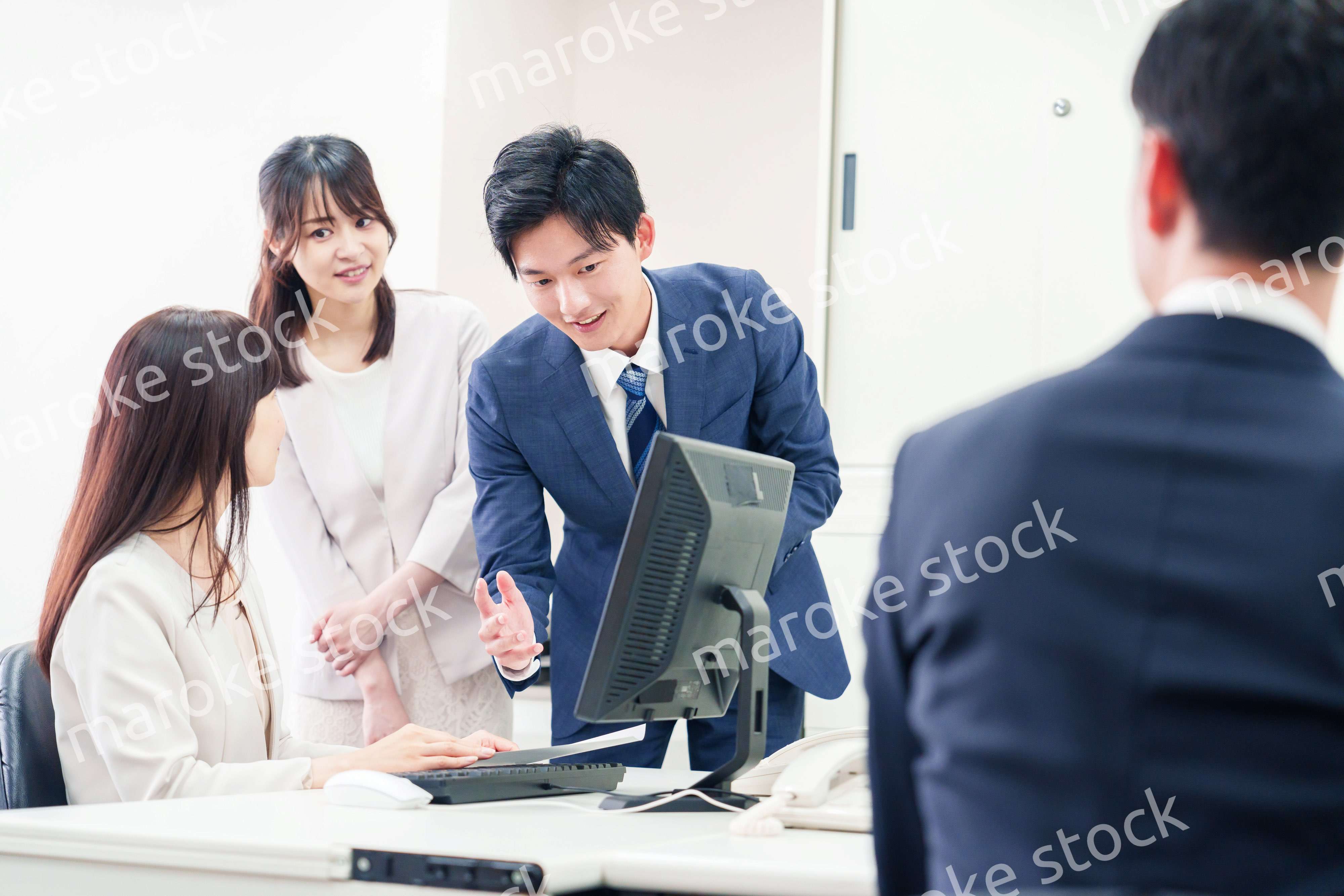 上司に報告をするビジネスパーソン