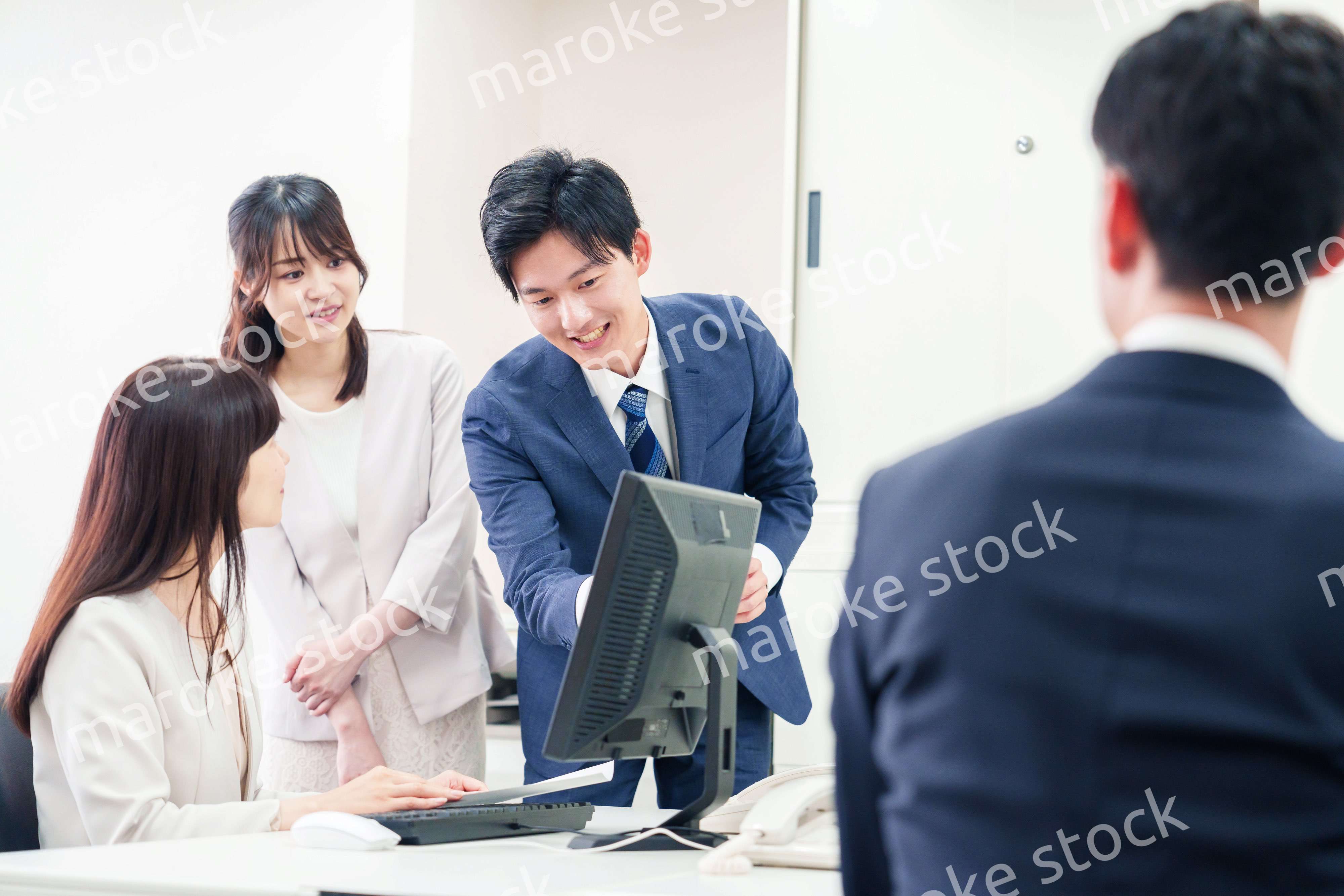 上司に報告をするビジネスパーソン