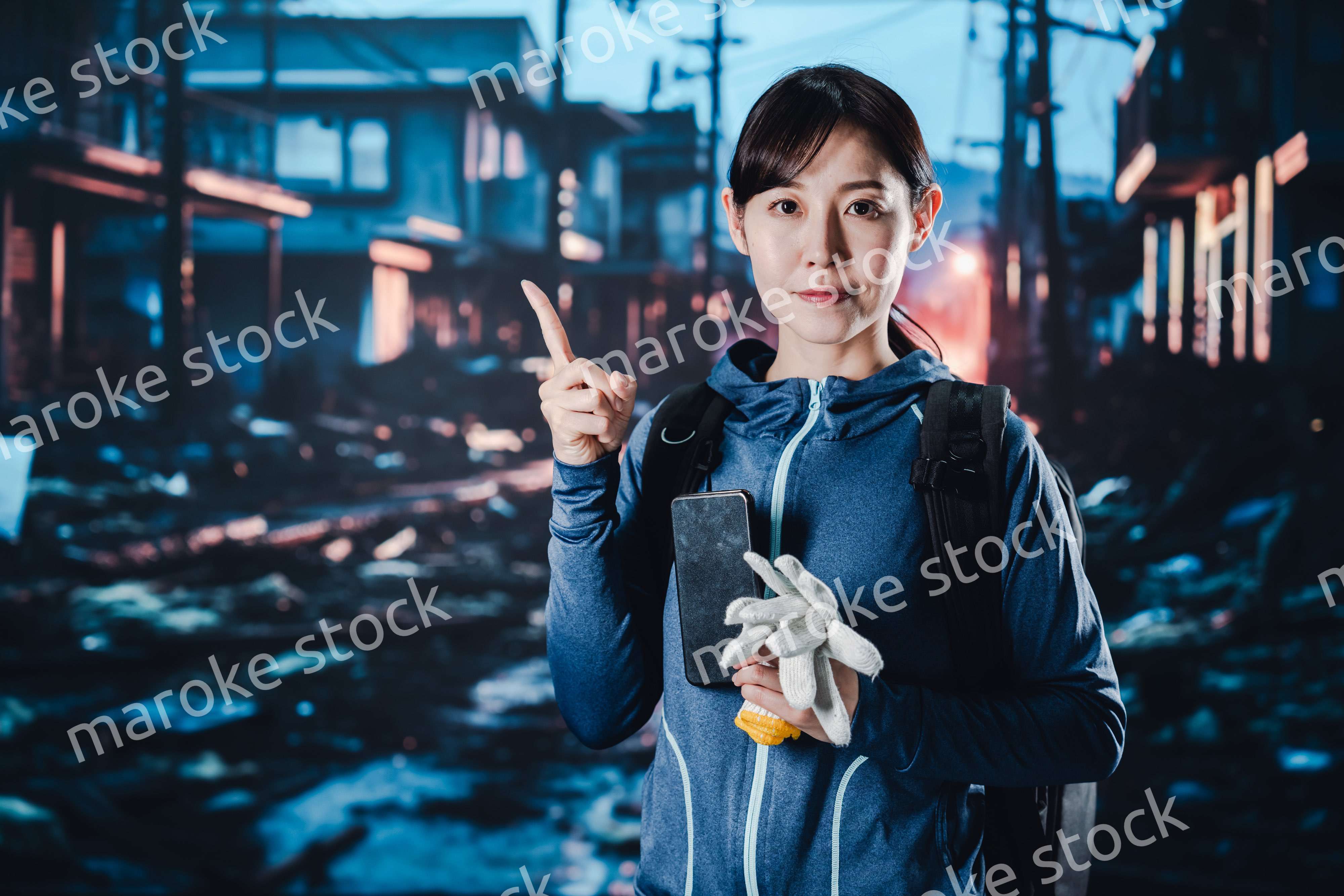 災害時のアドバイスをする女性