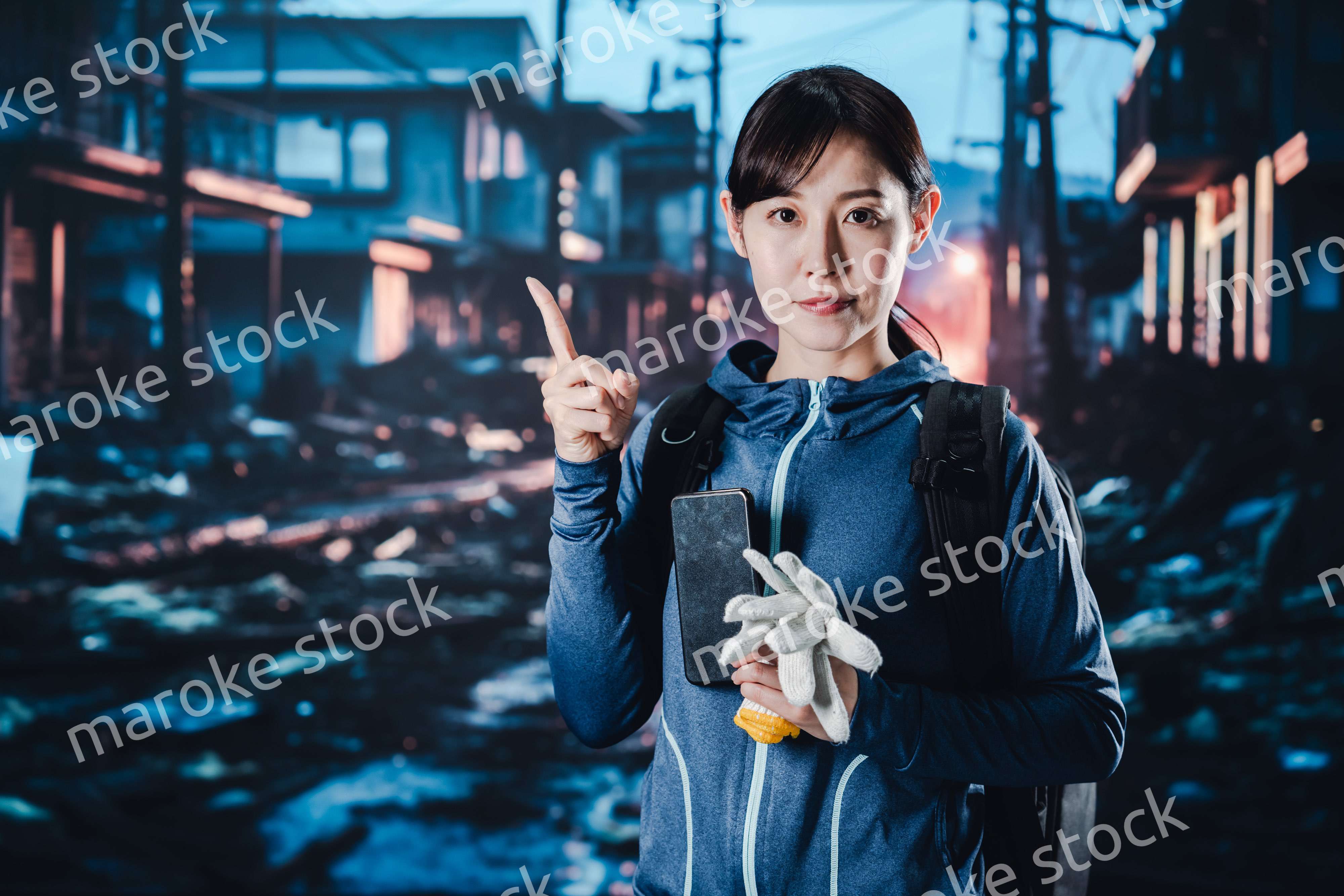 災害時のアドバイスをする女性