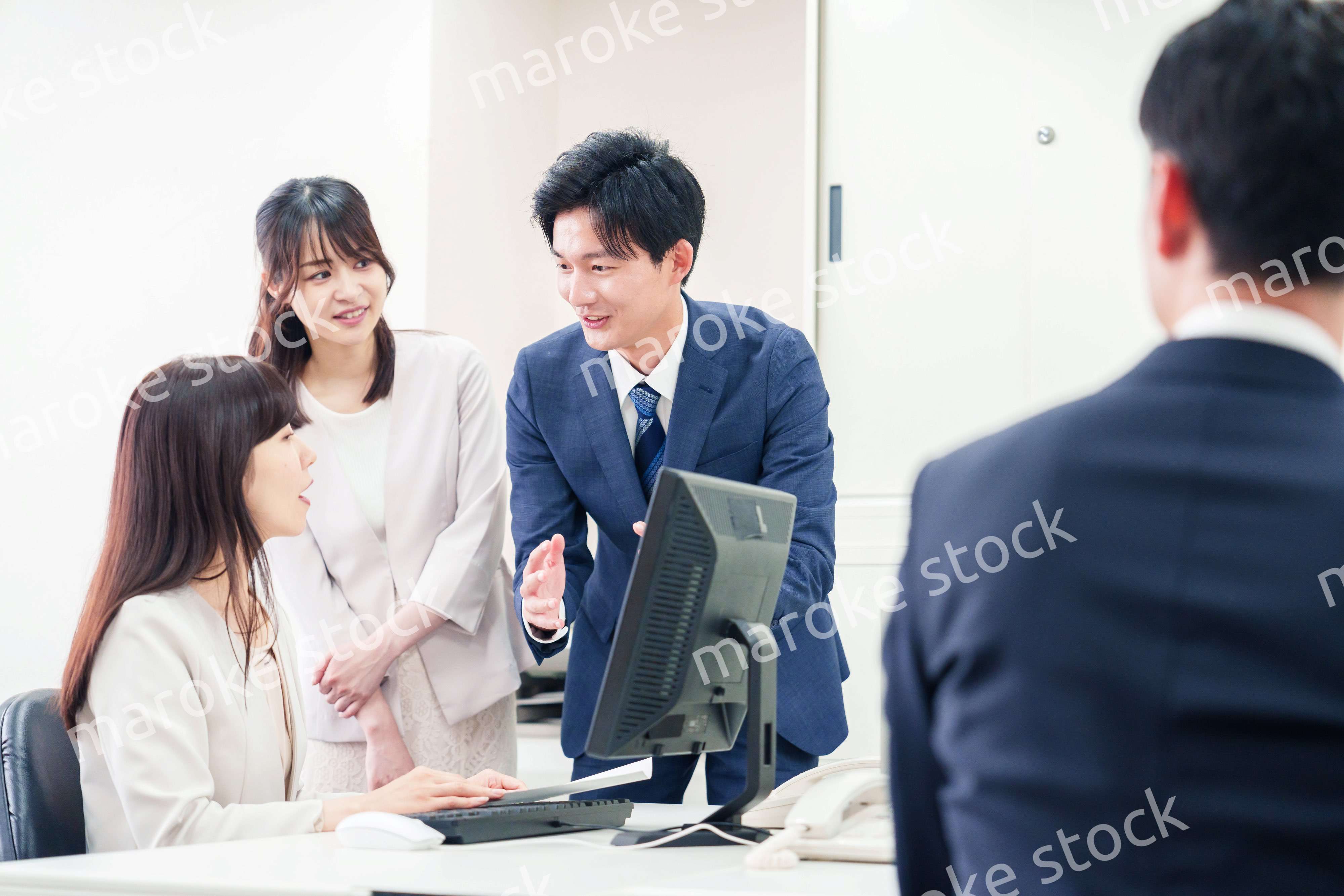 上司に報告をするビジネスパーソン