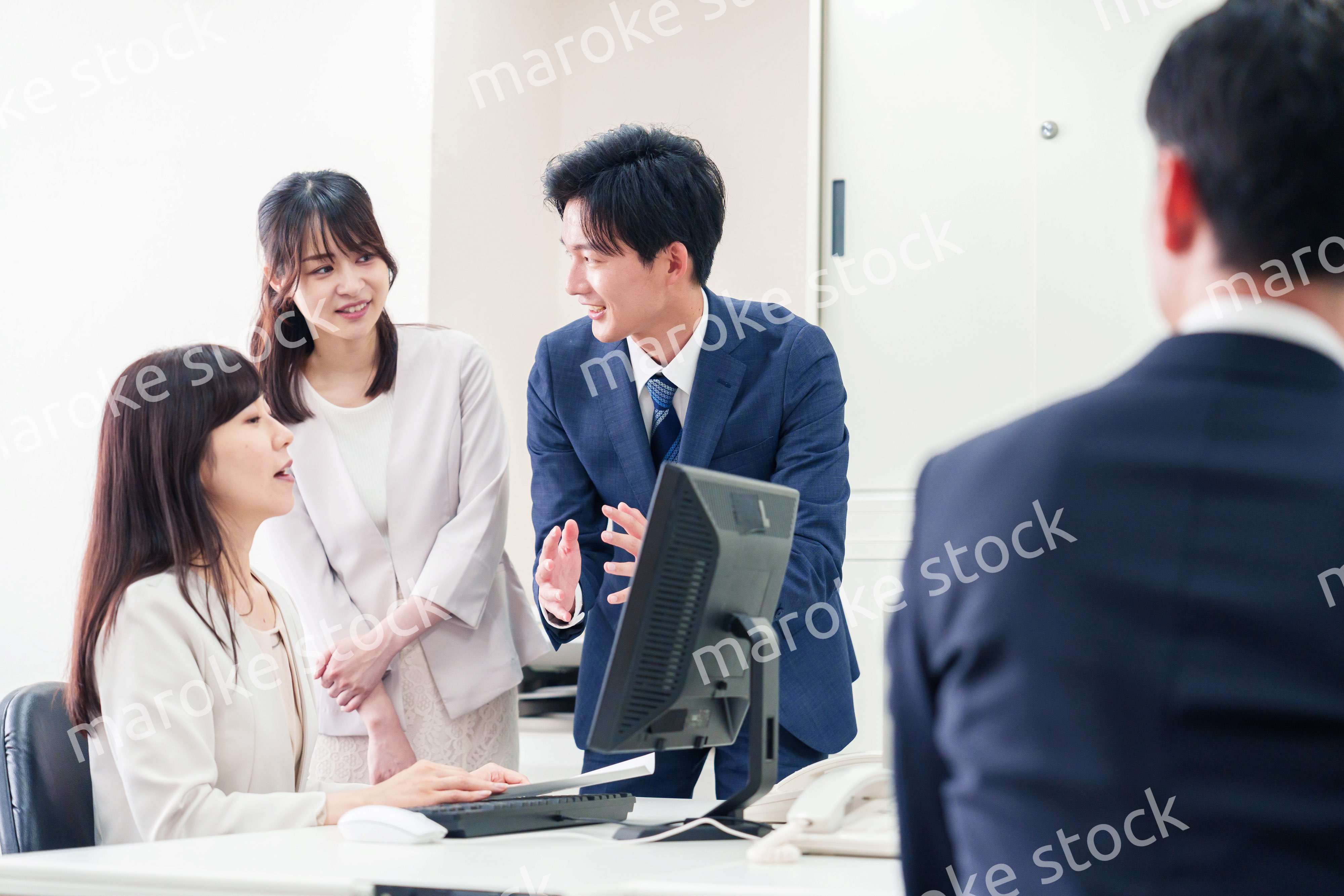 上司に報告をするビジネスパーソン