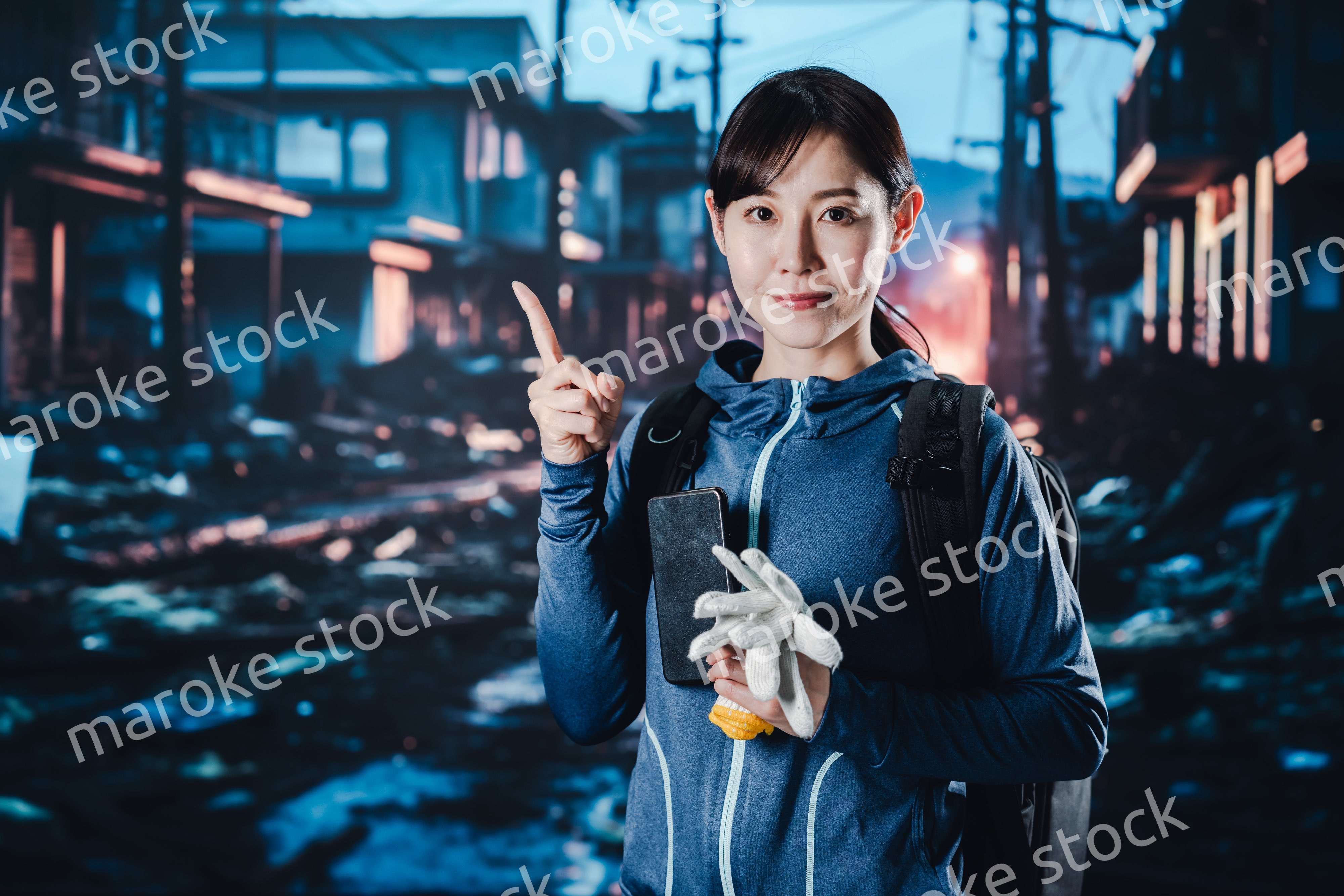 災害時のアドバイスをする女性