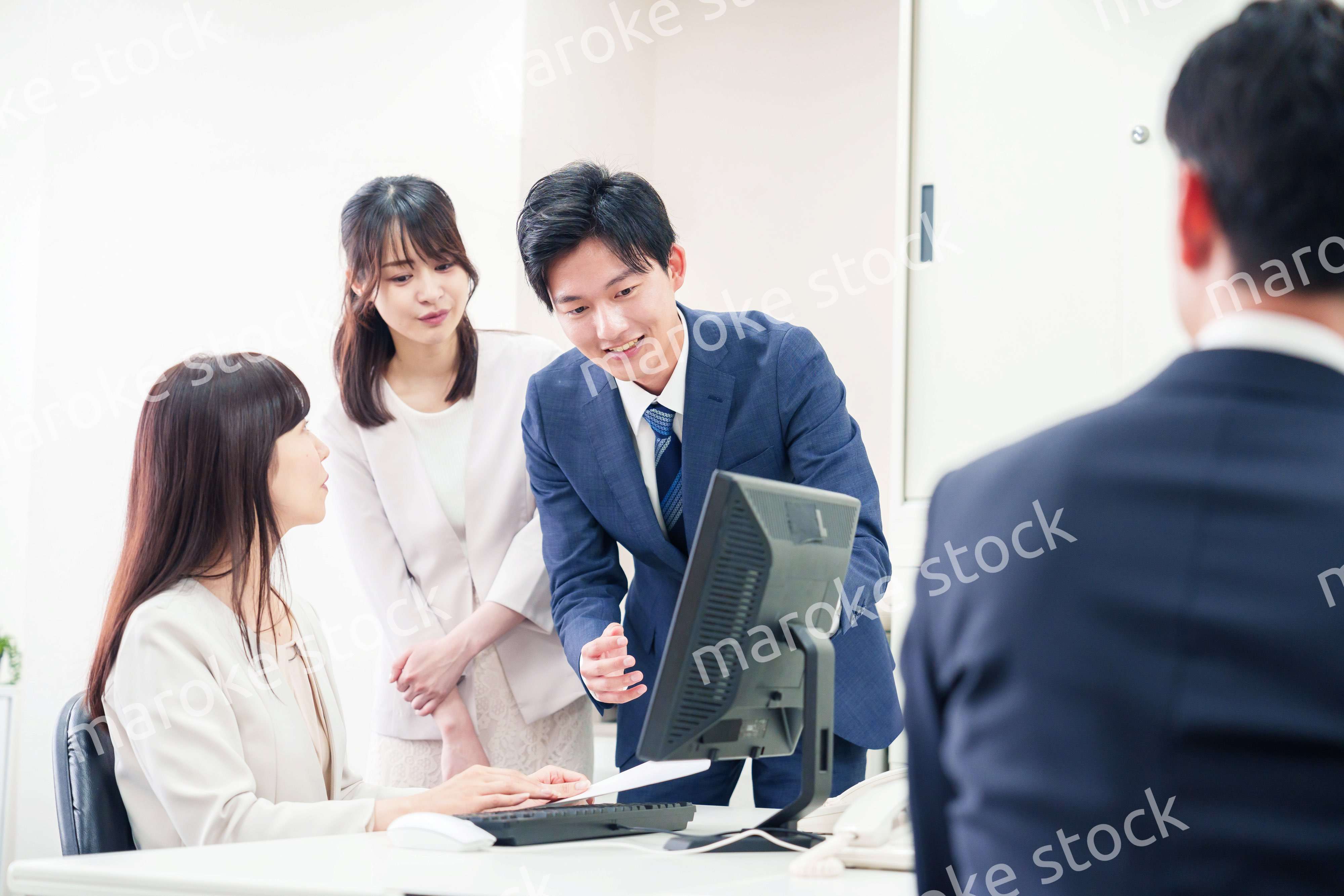 上司に報告をするビジネスパーソン