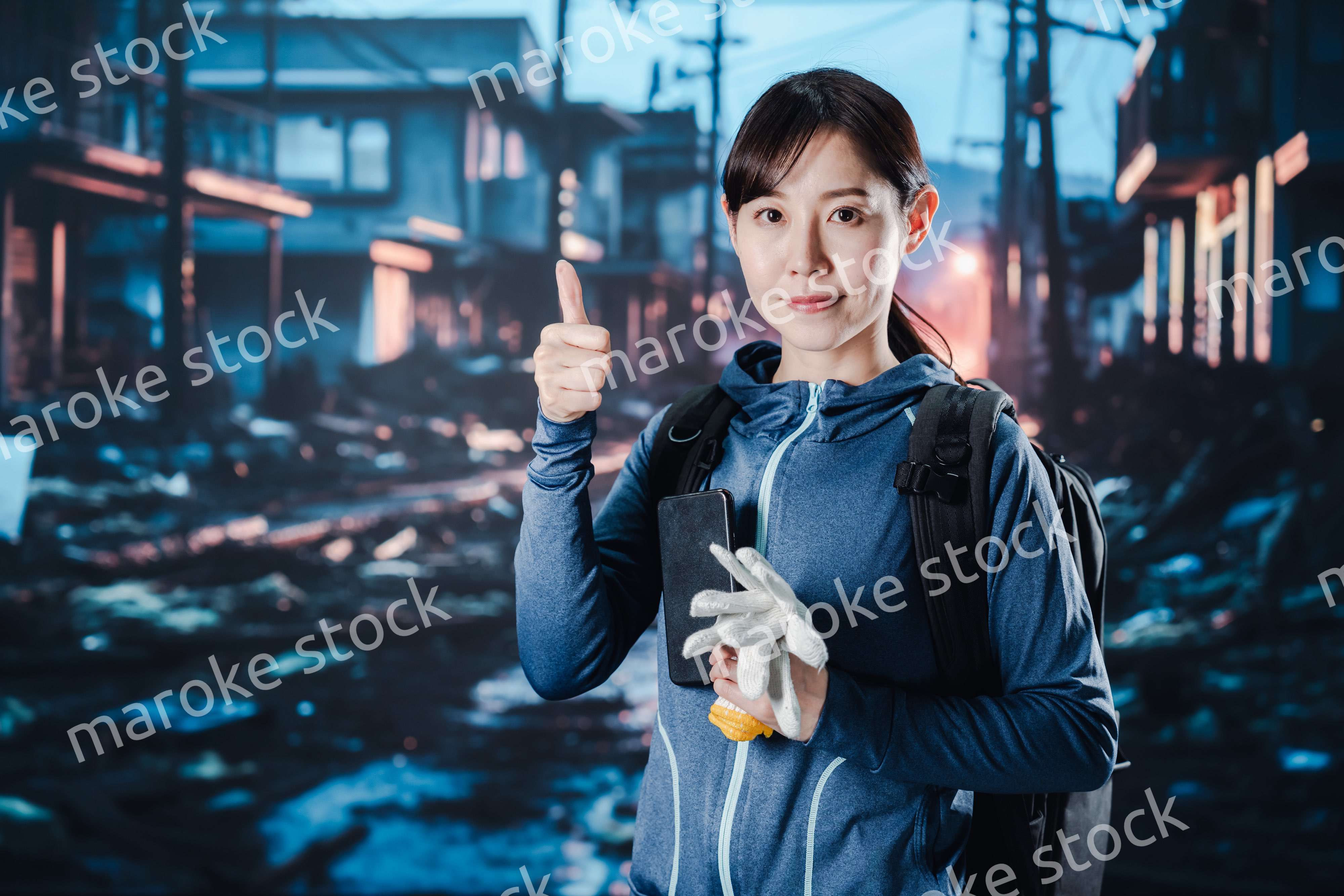 避難をしながらOKサインをする女性