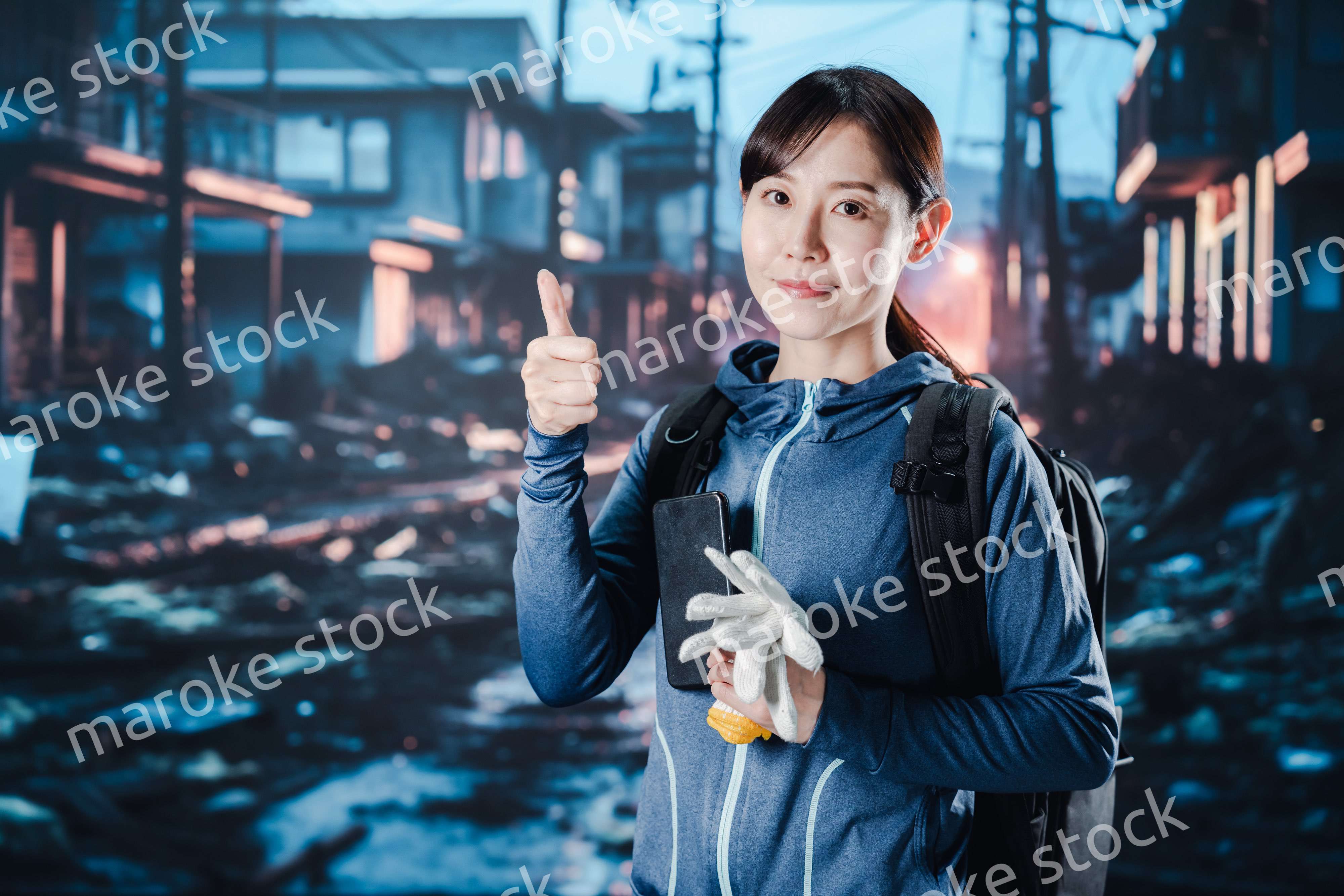 避難をしながらOKサインをする女性