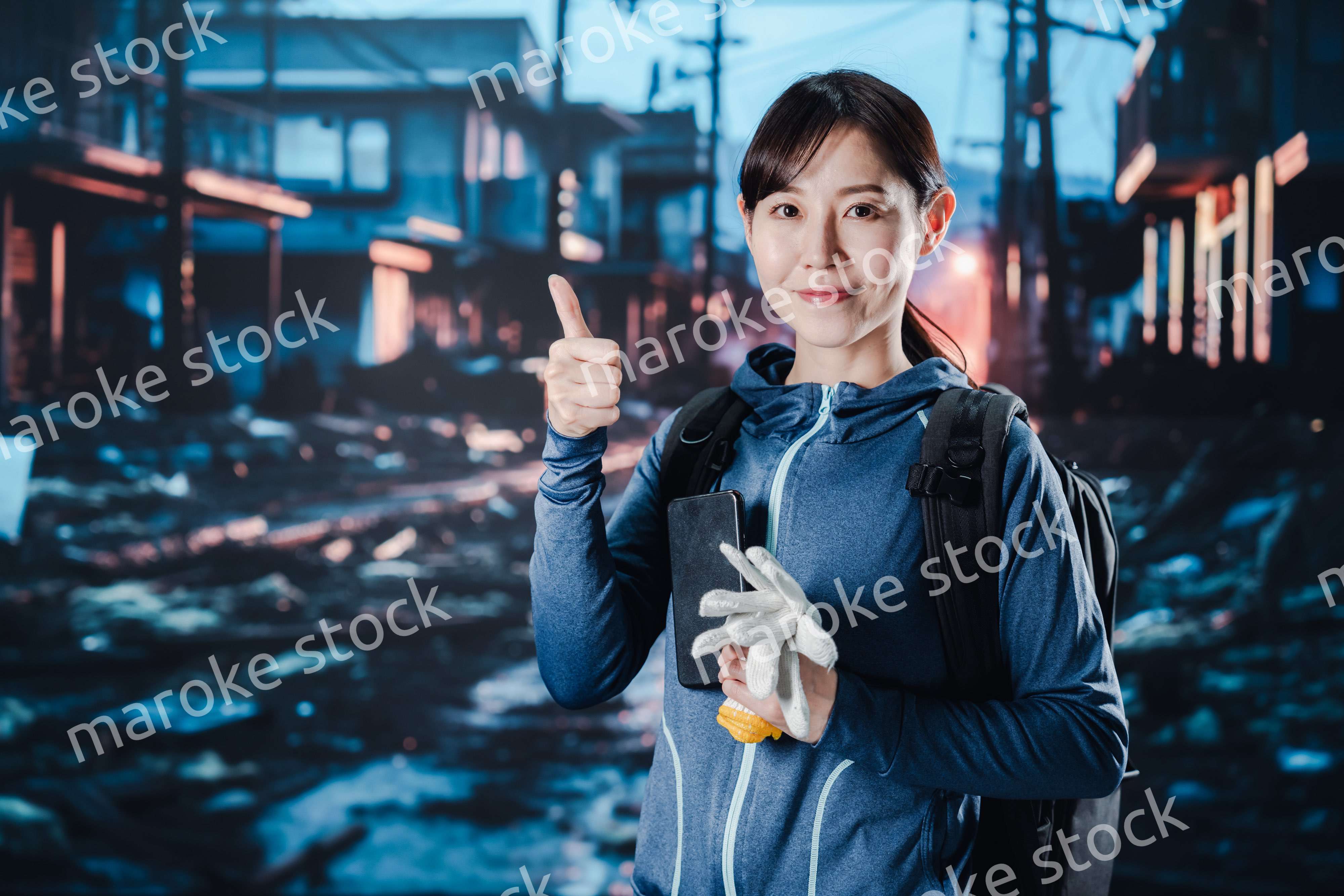 避難をしながらOKサインをする女性