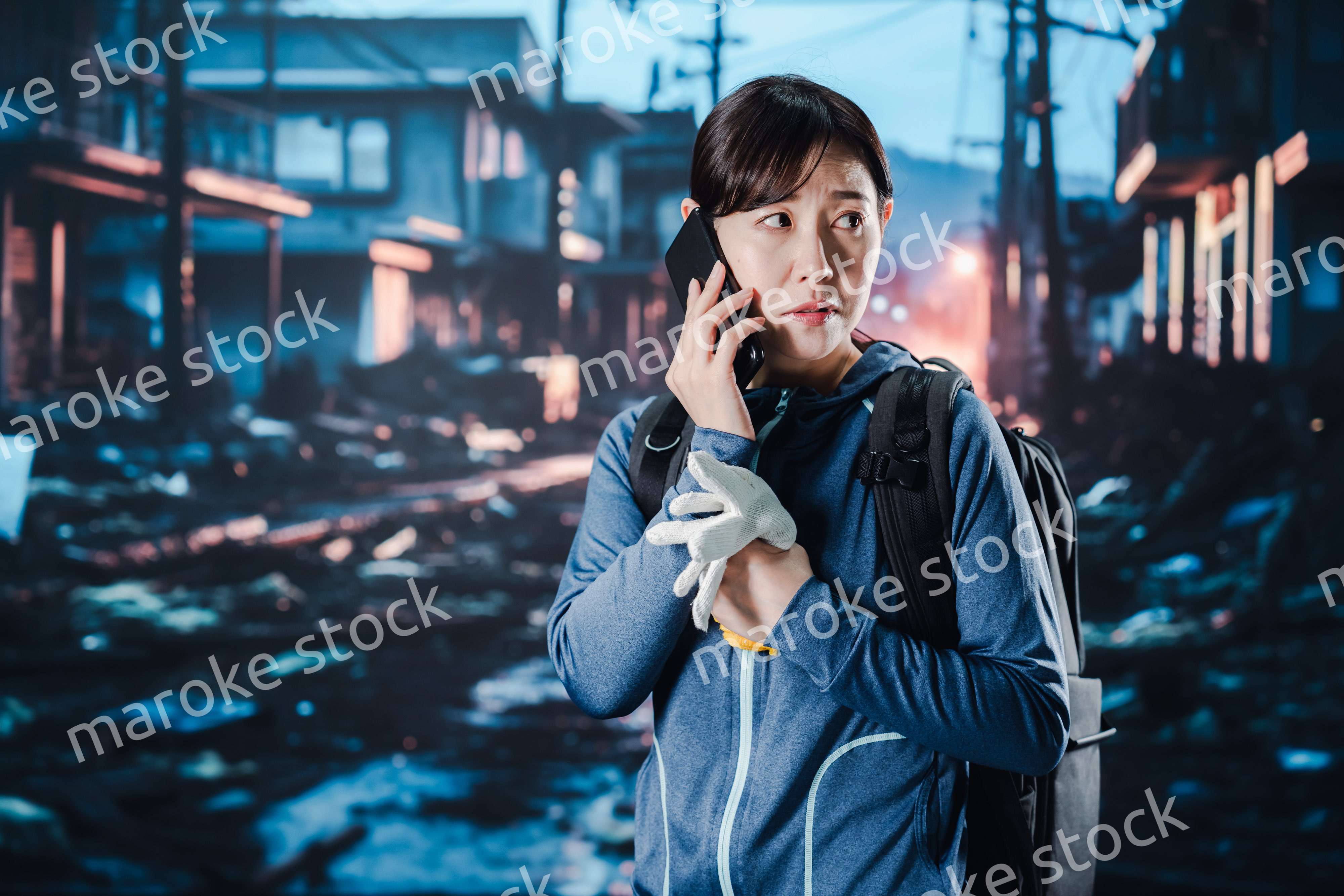 災害が発生し電話が繋がらずに困る女性