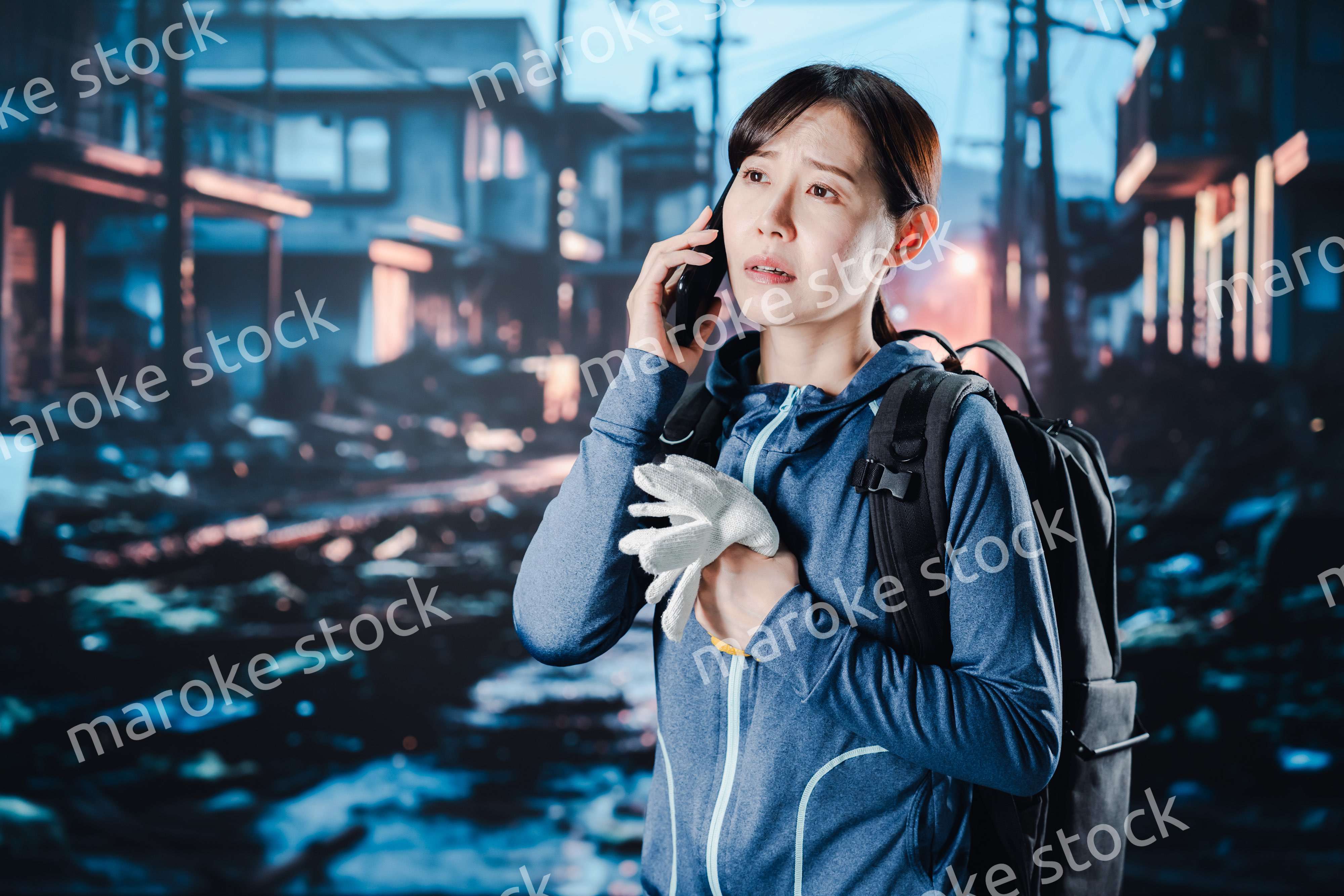 災害が発生し電話が繋がらずに困る女性