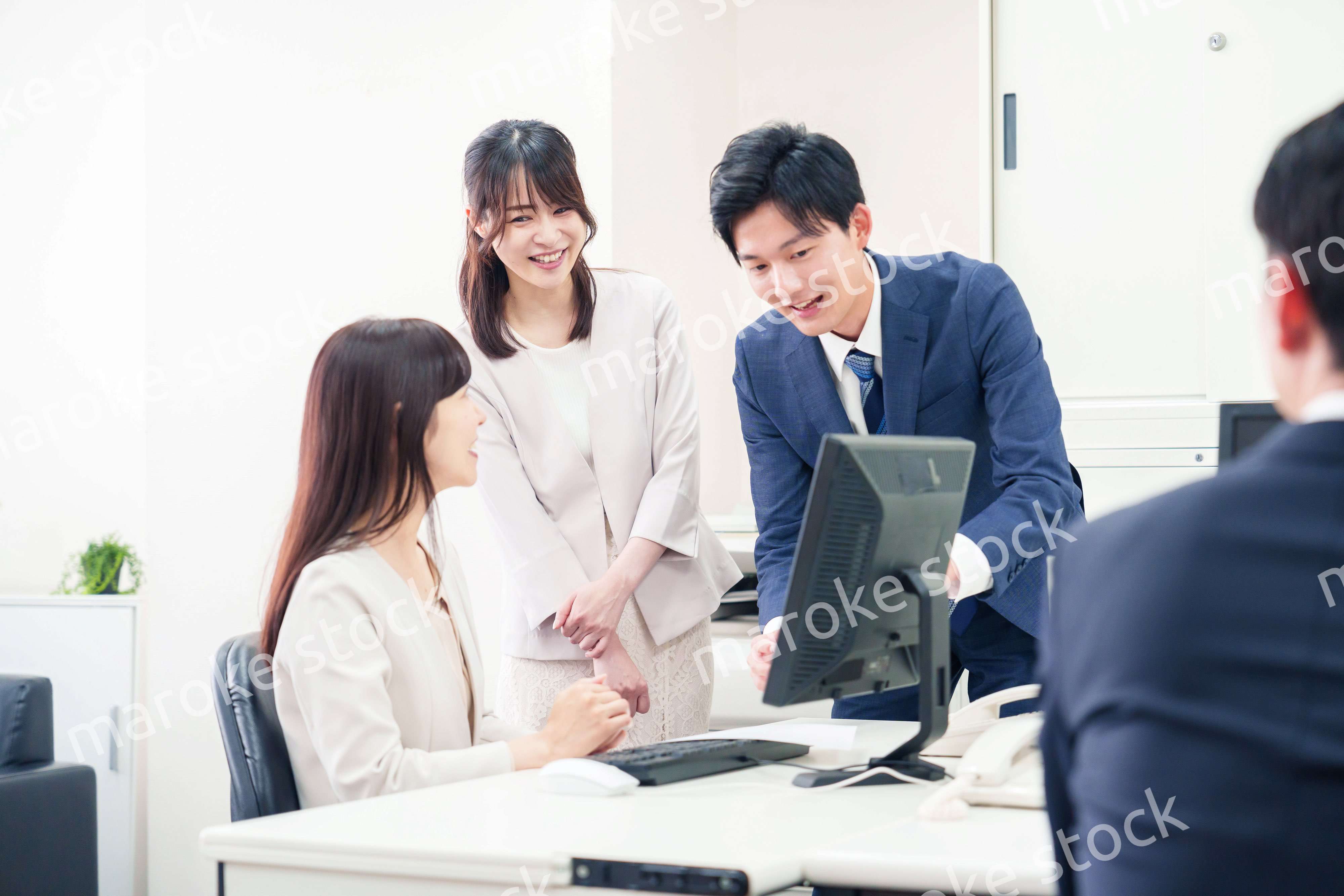 上司に報告をするビジネスパーソン