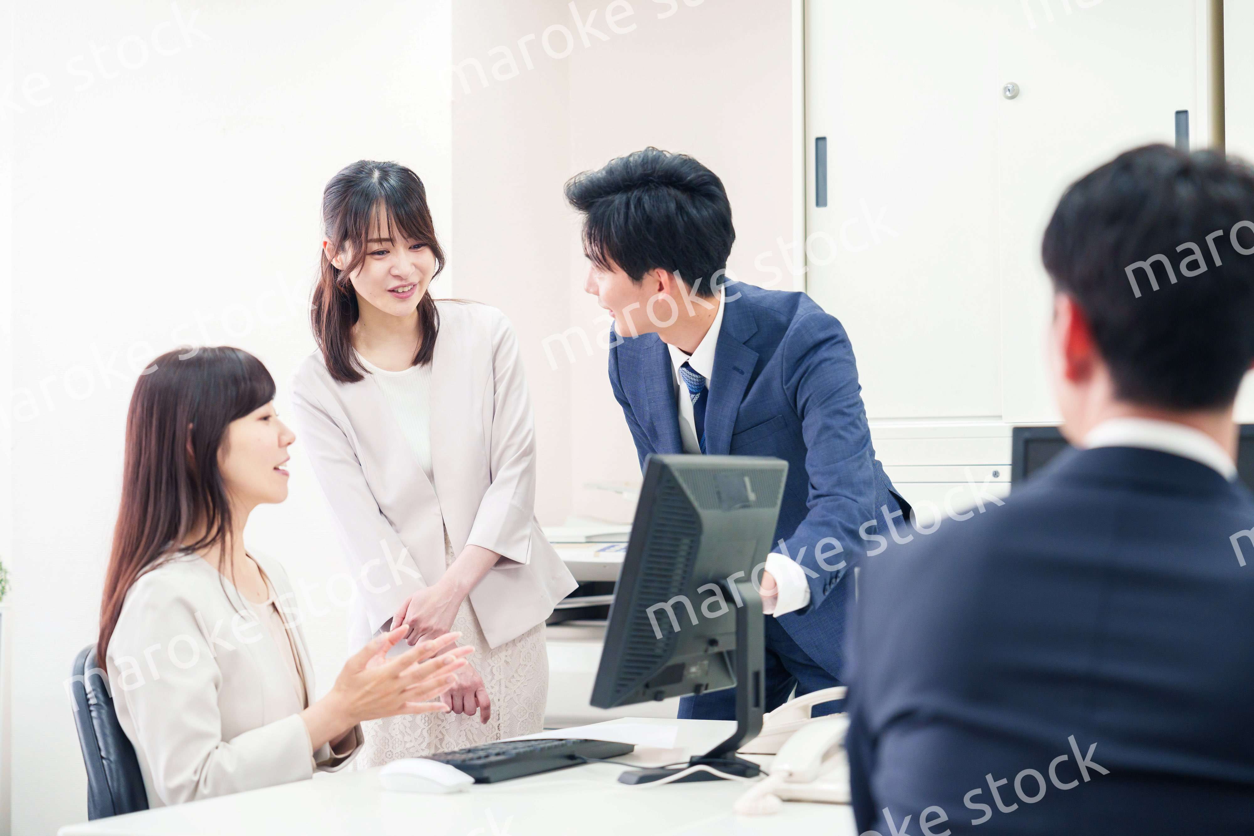 上司に報告をするビジネスパーソン