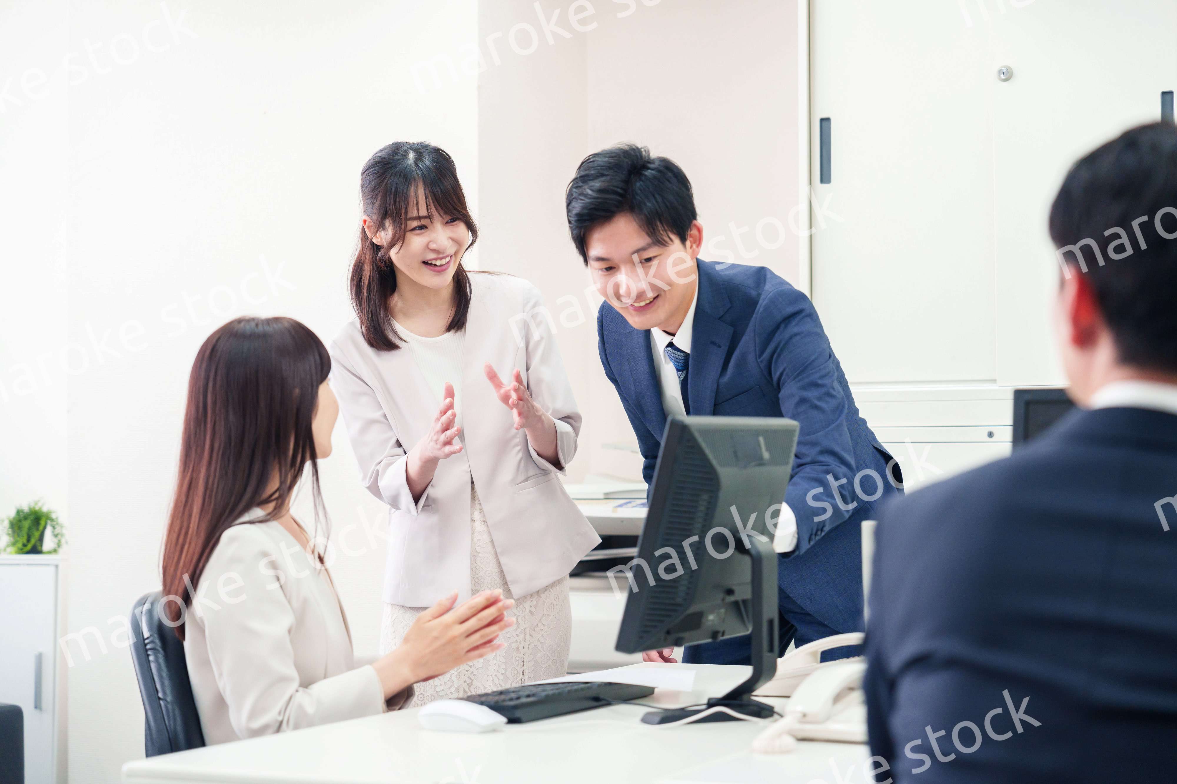 上司に報告をするビジネスパーソン