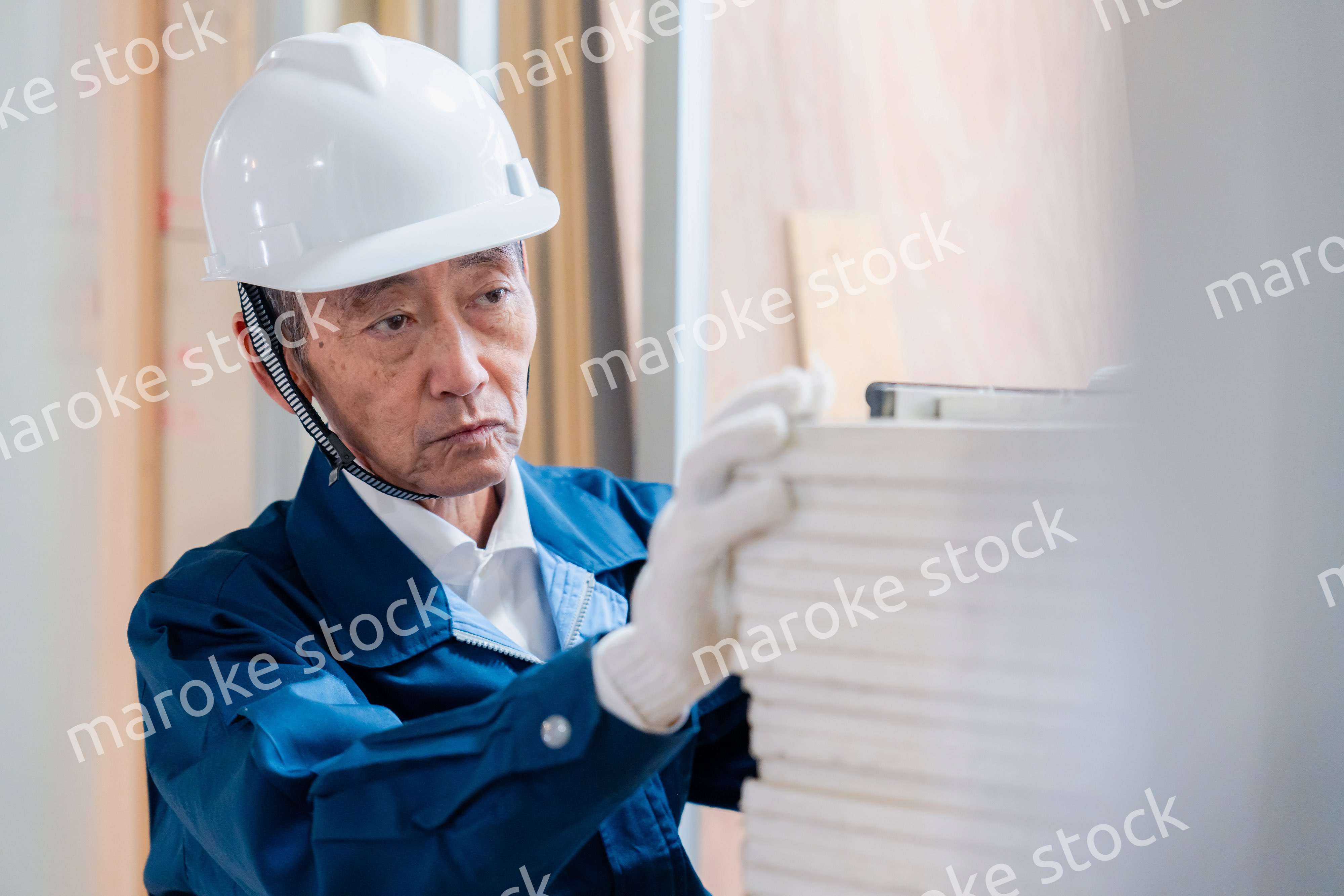 現場で資材の数を数える職人