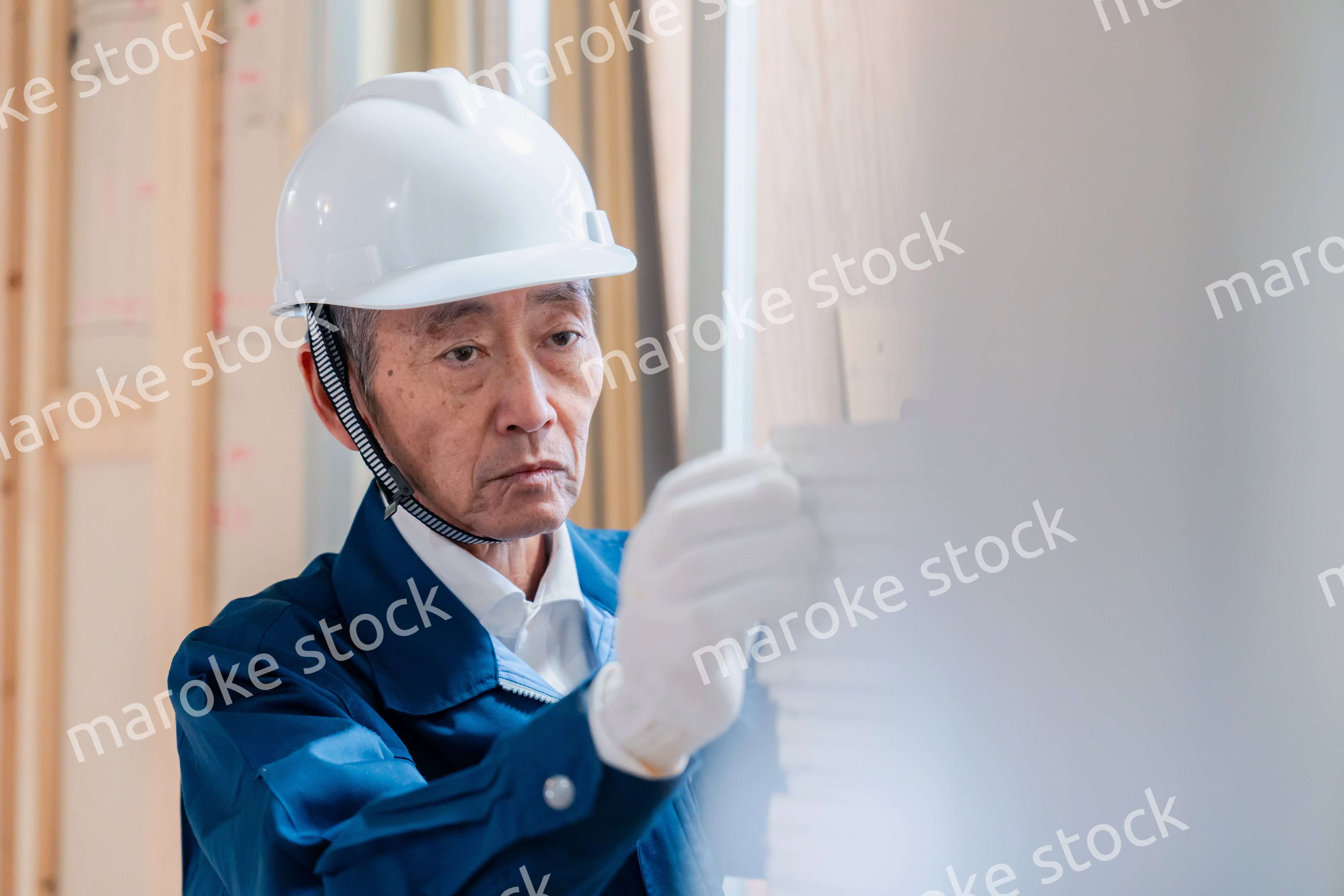 現場で資材の数を数える職人