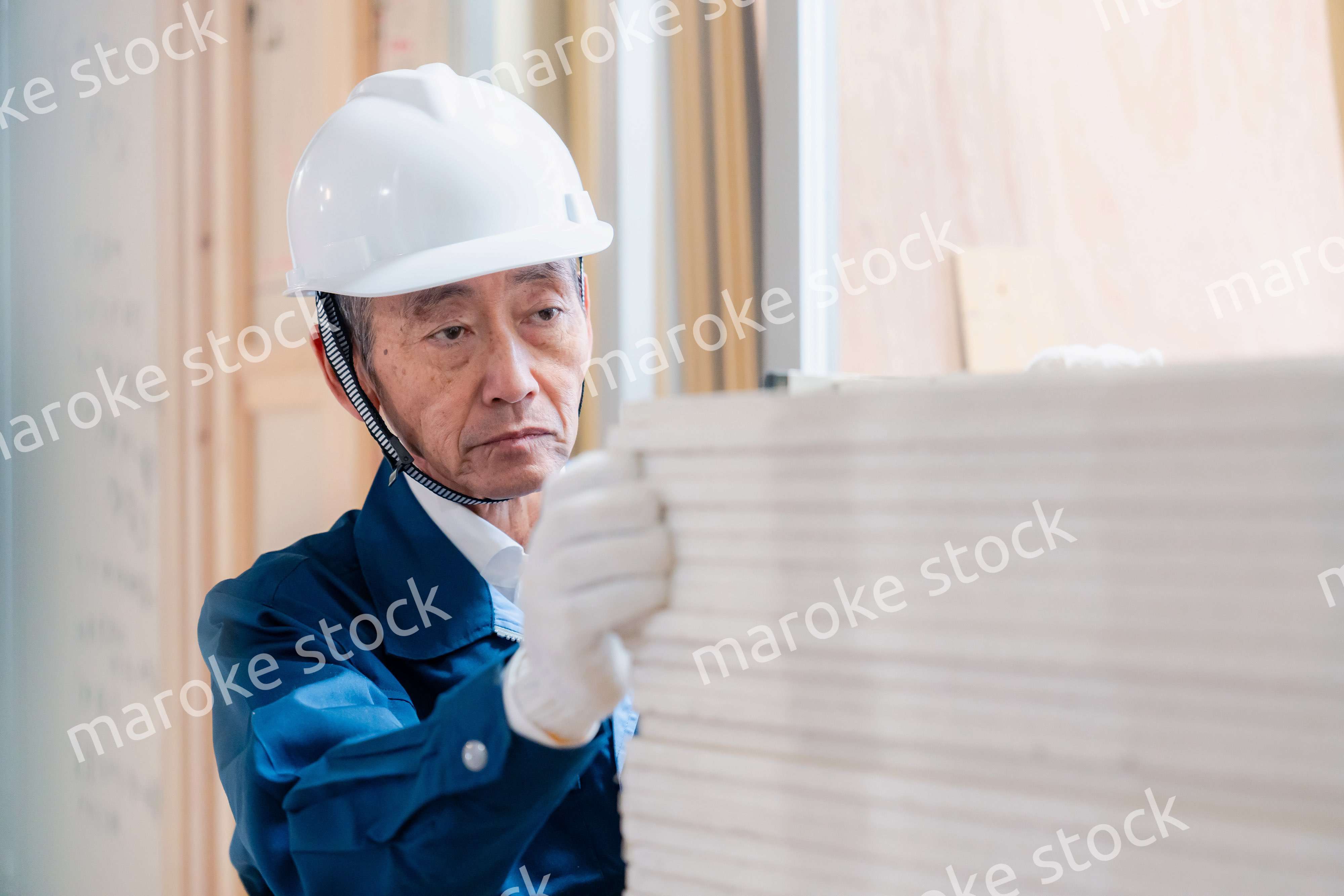 現場で資材の数を数える職人