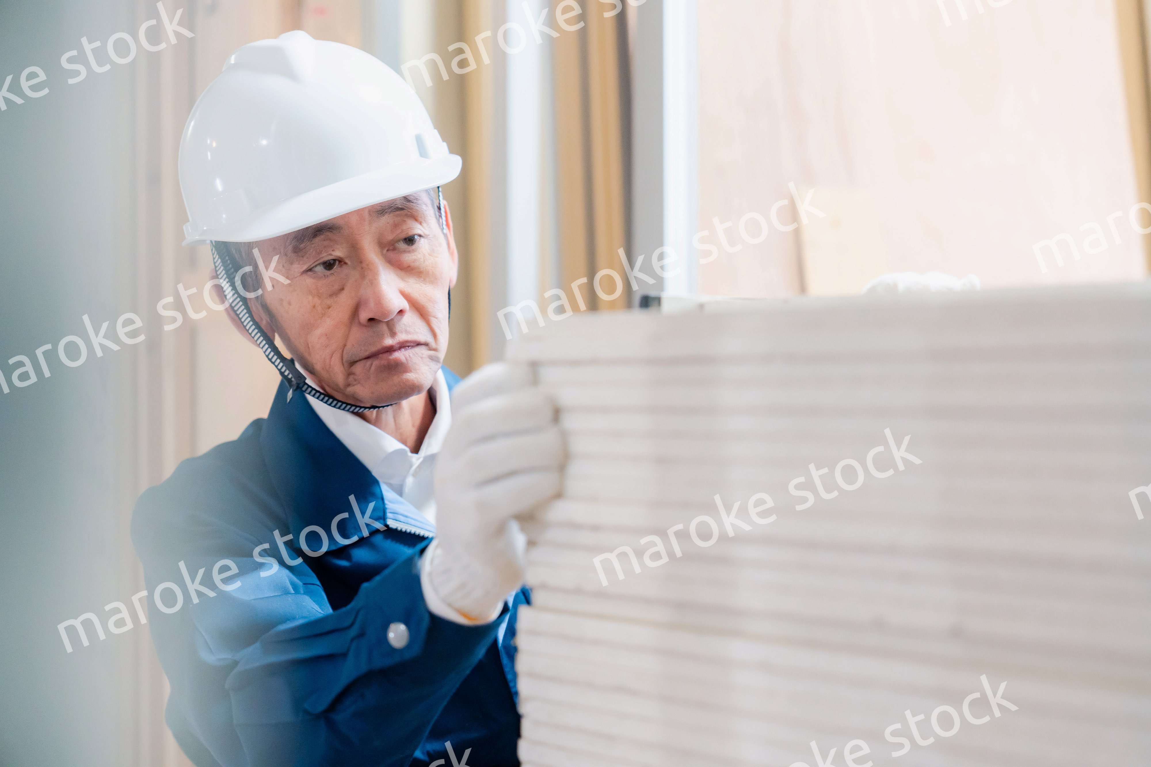 現場で資材の数を数える職人