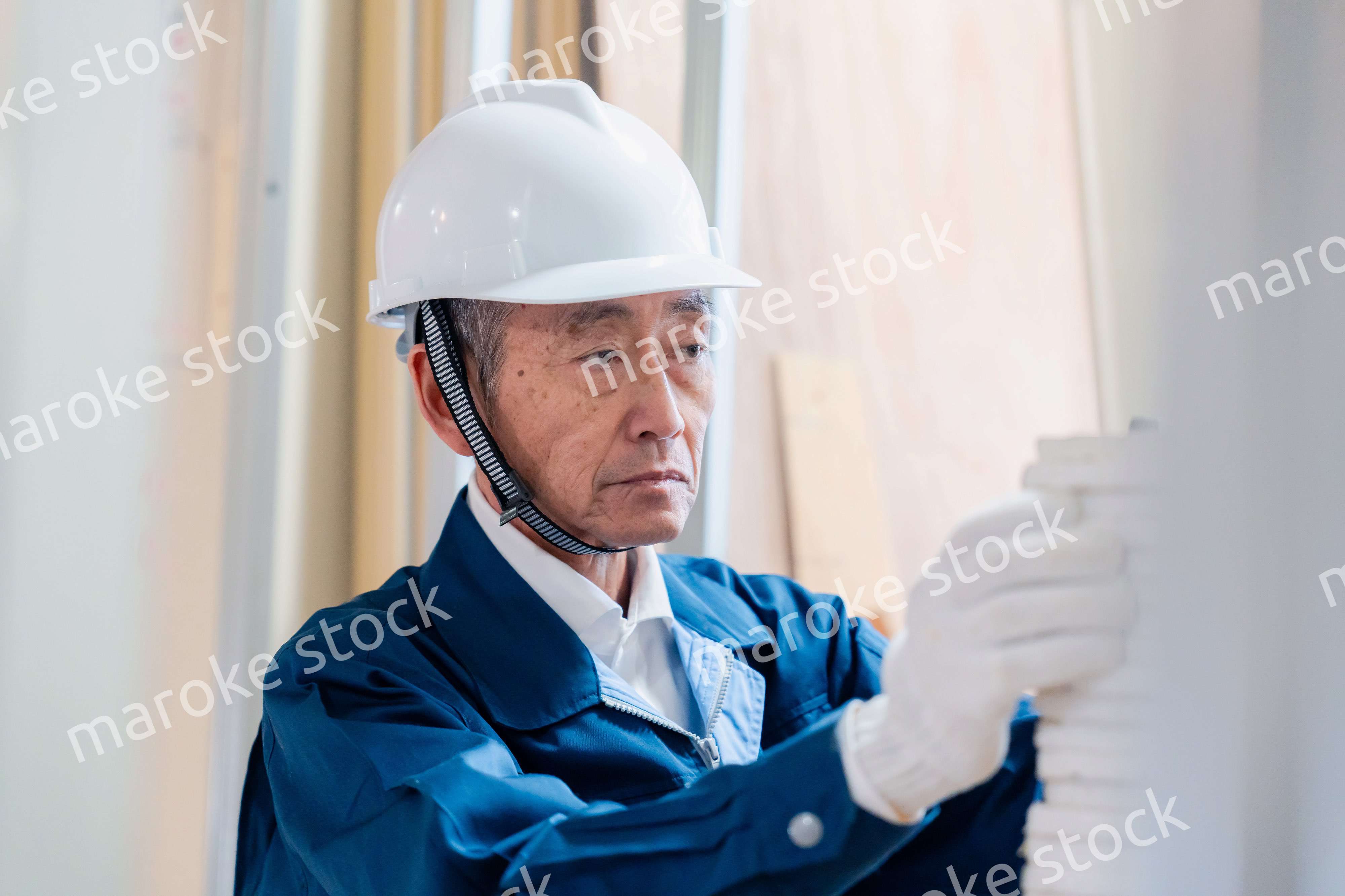 現場で資材の数を数える職人