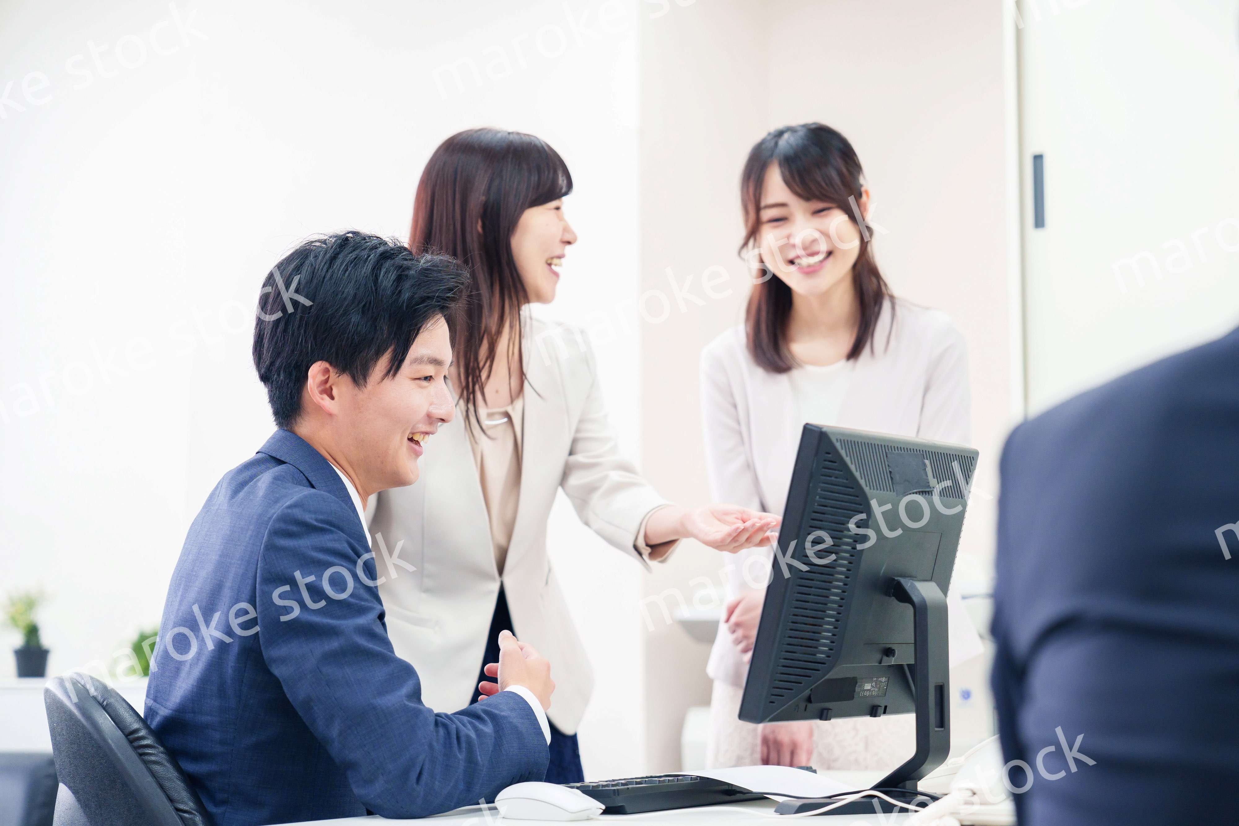 上司に報告をするビジネスパーソン