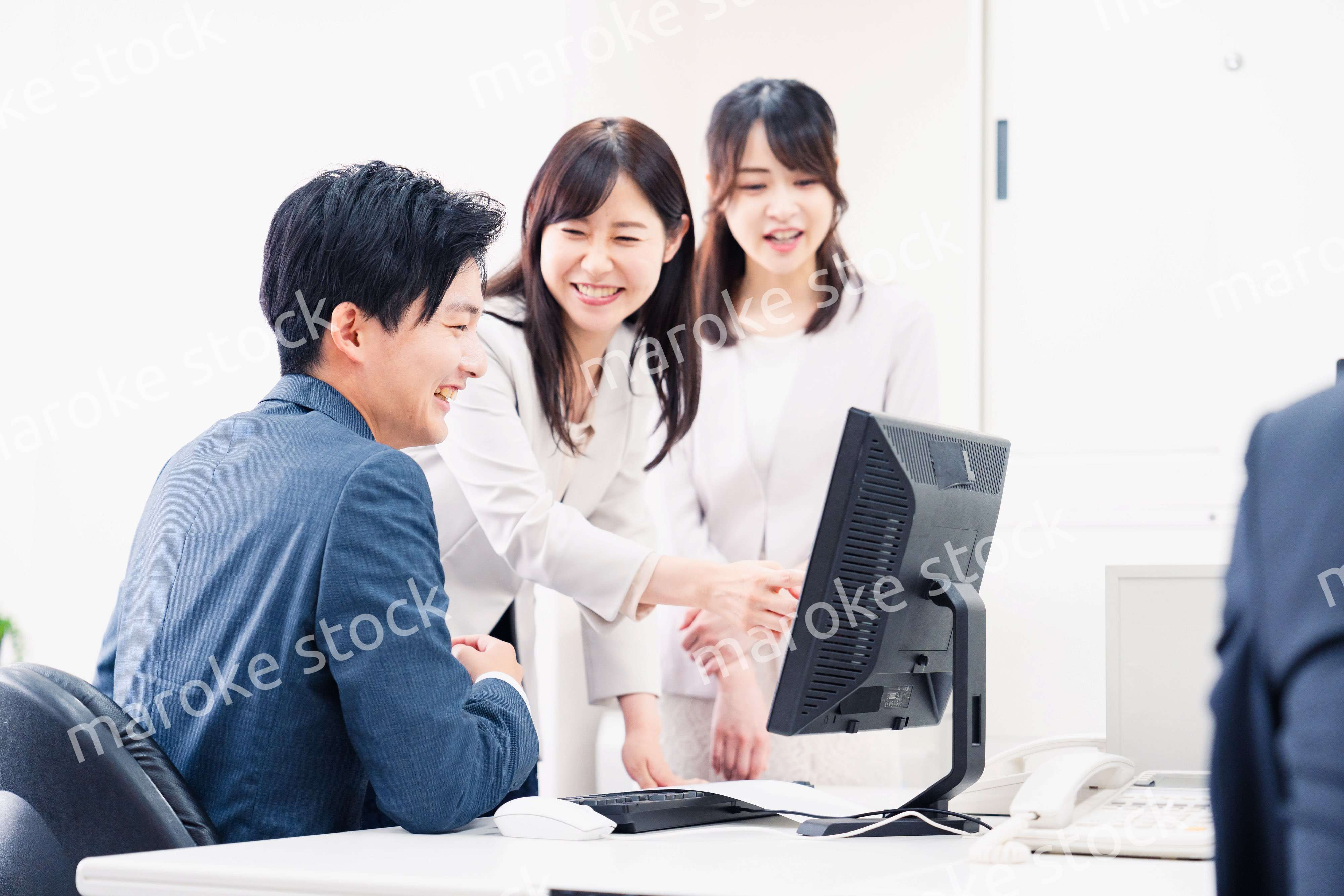 オフィスで楽しく話す上司と部下