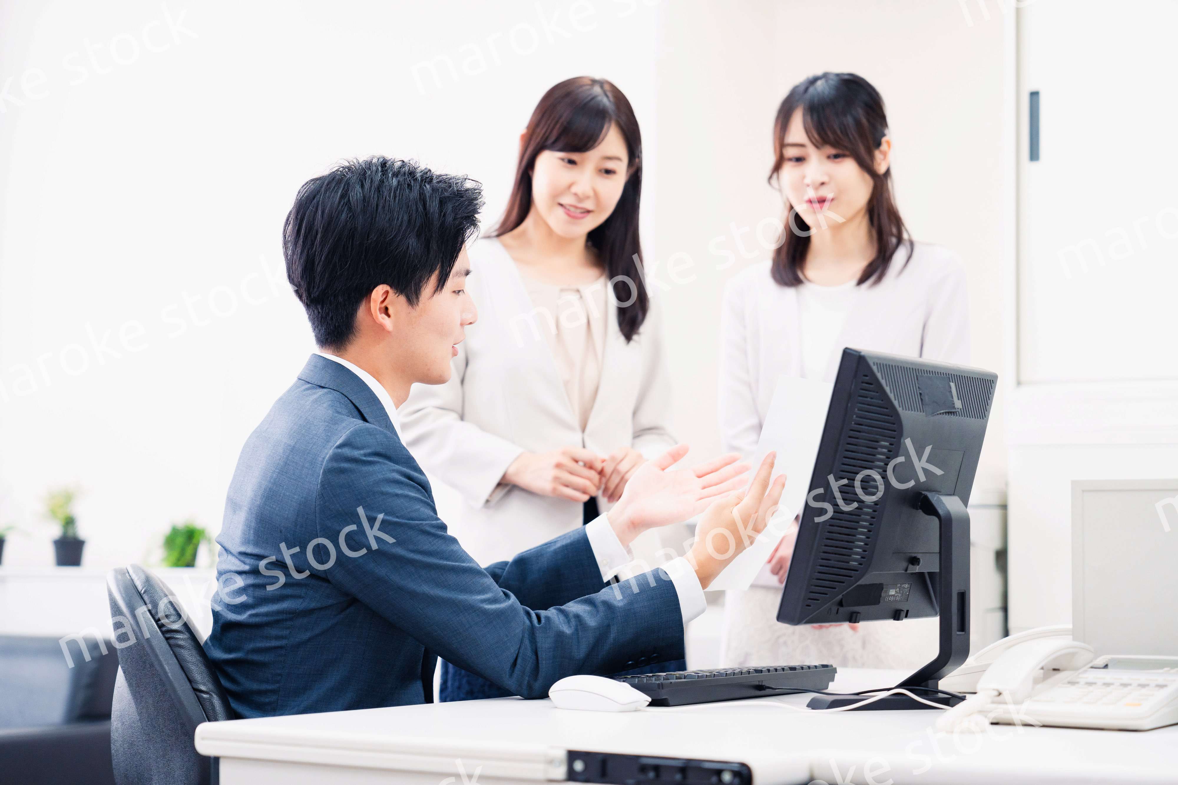 オフィスで楽しく話す上司と部下