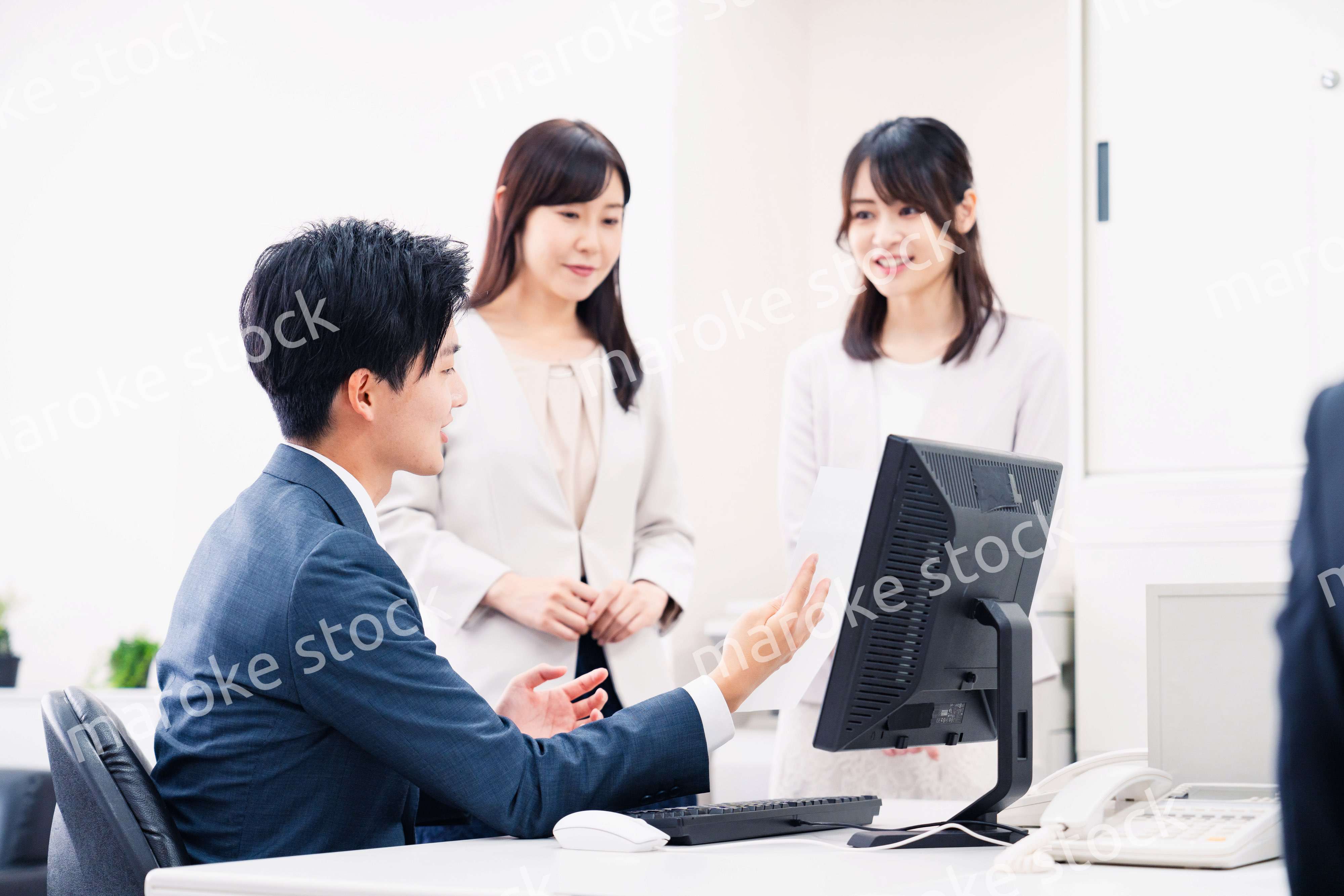 オフィスで楽しく話す上司と部下