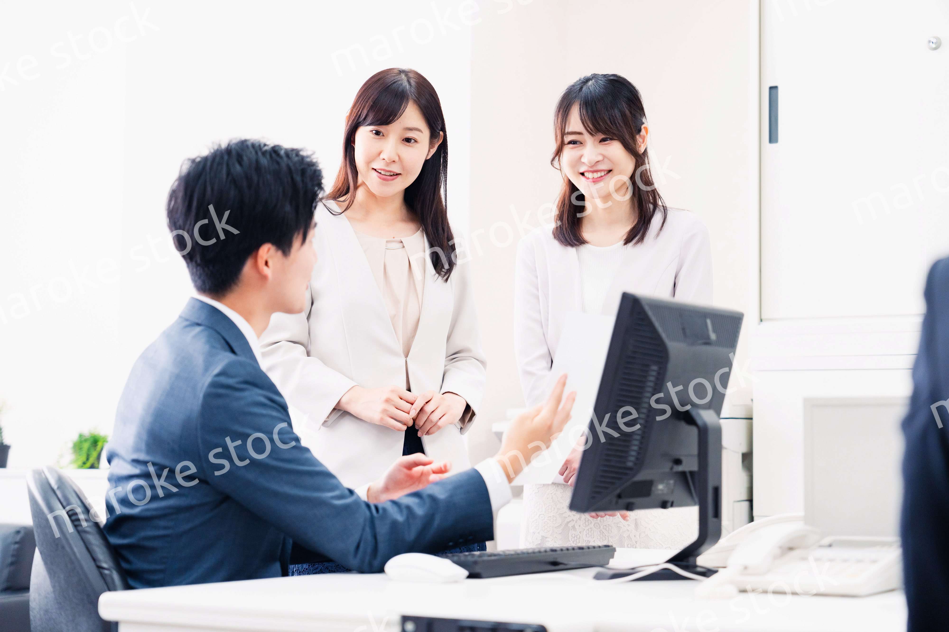 オフィスで楽しく話す上司と部下