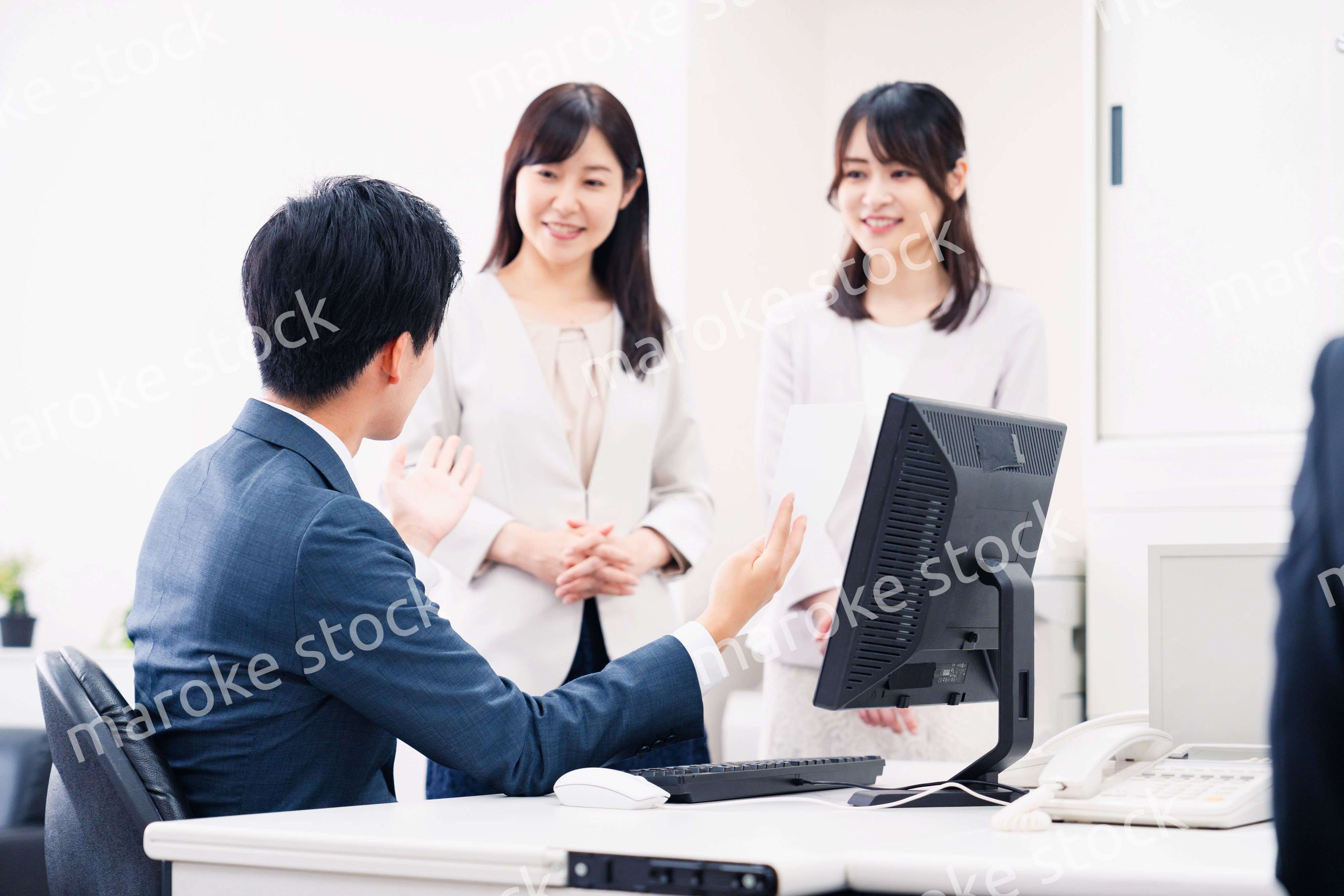 オフィスで楽しく話す上司と部下