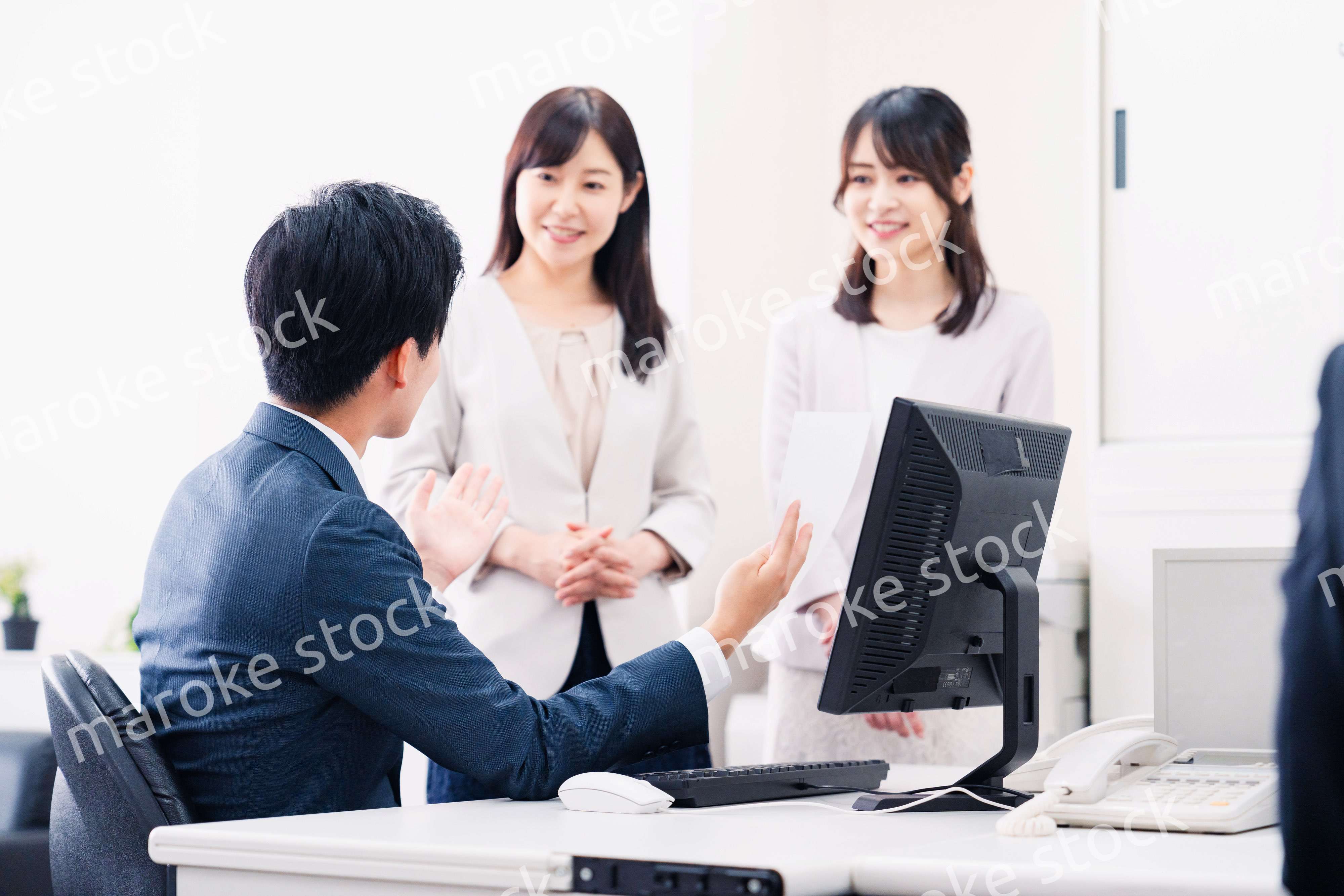 オフィスで楽しく話す上司と部下