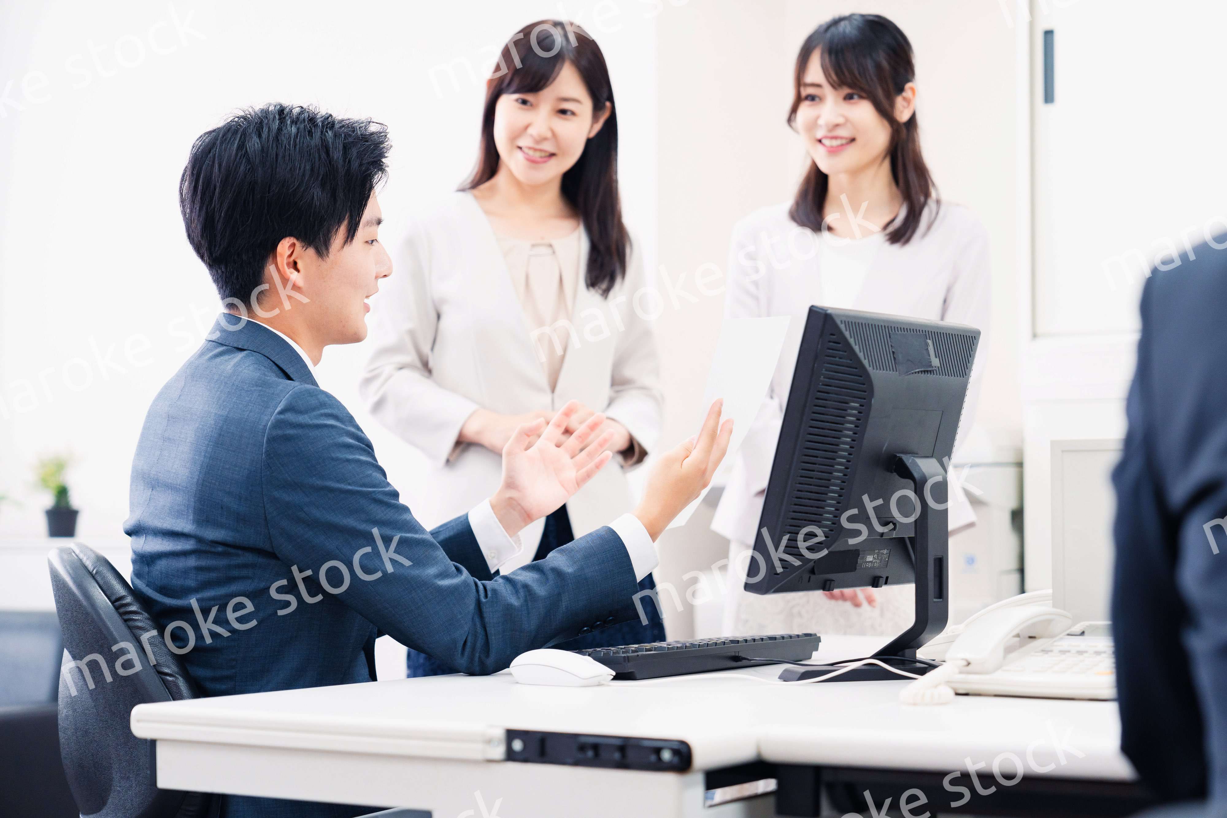 オフィスで楽しく話す上司と部下