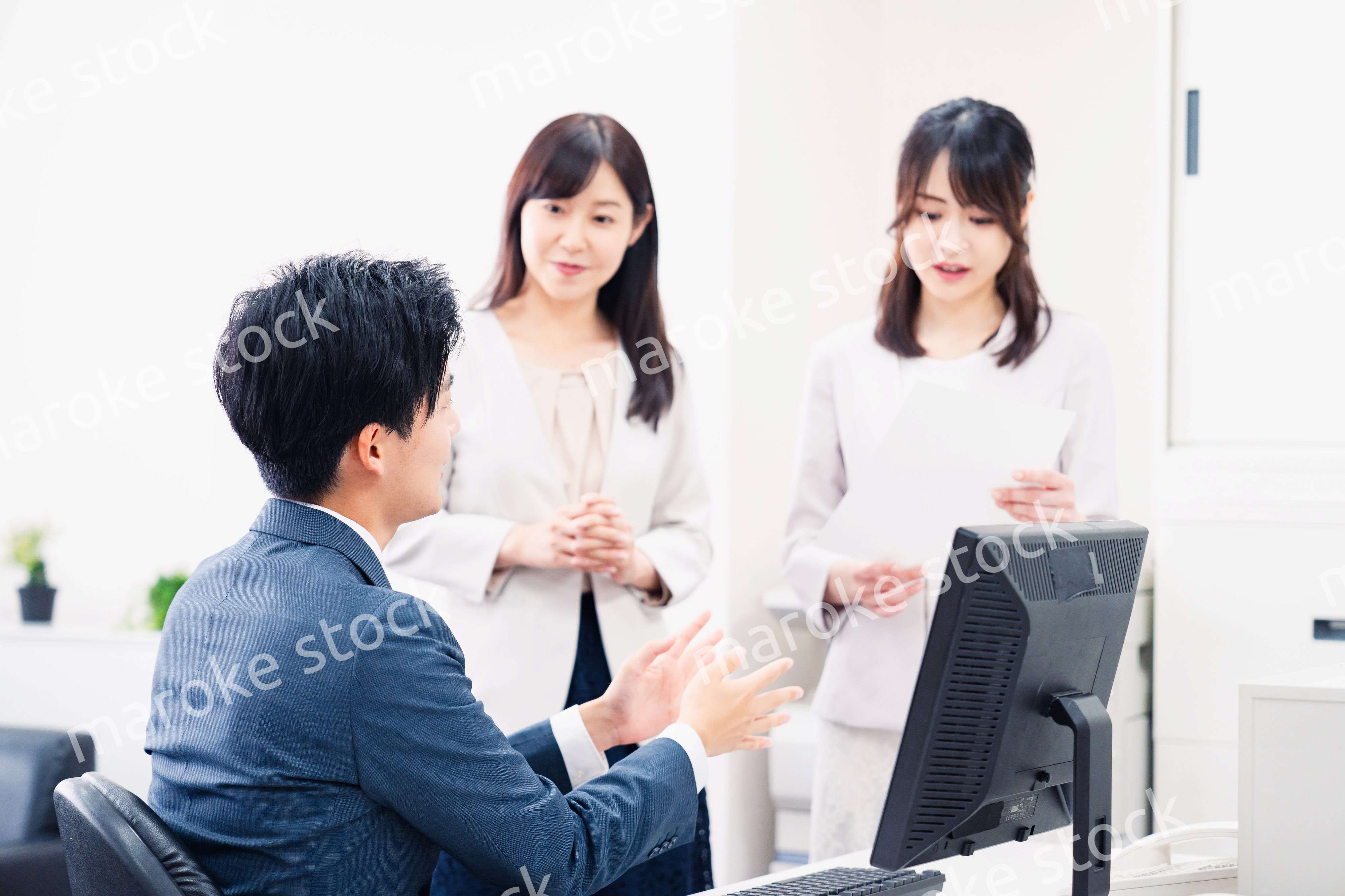 オフィスで楽しく話す上司と部下