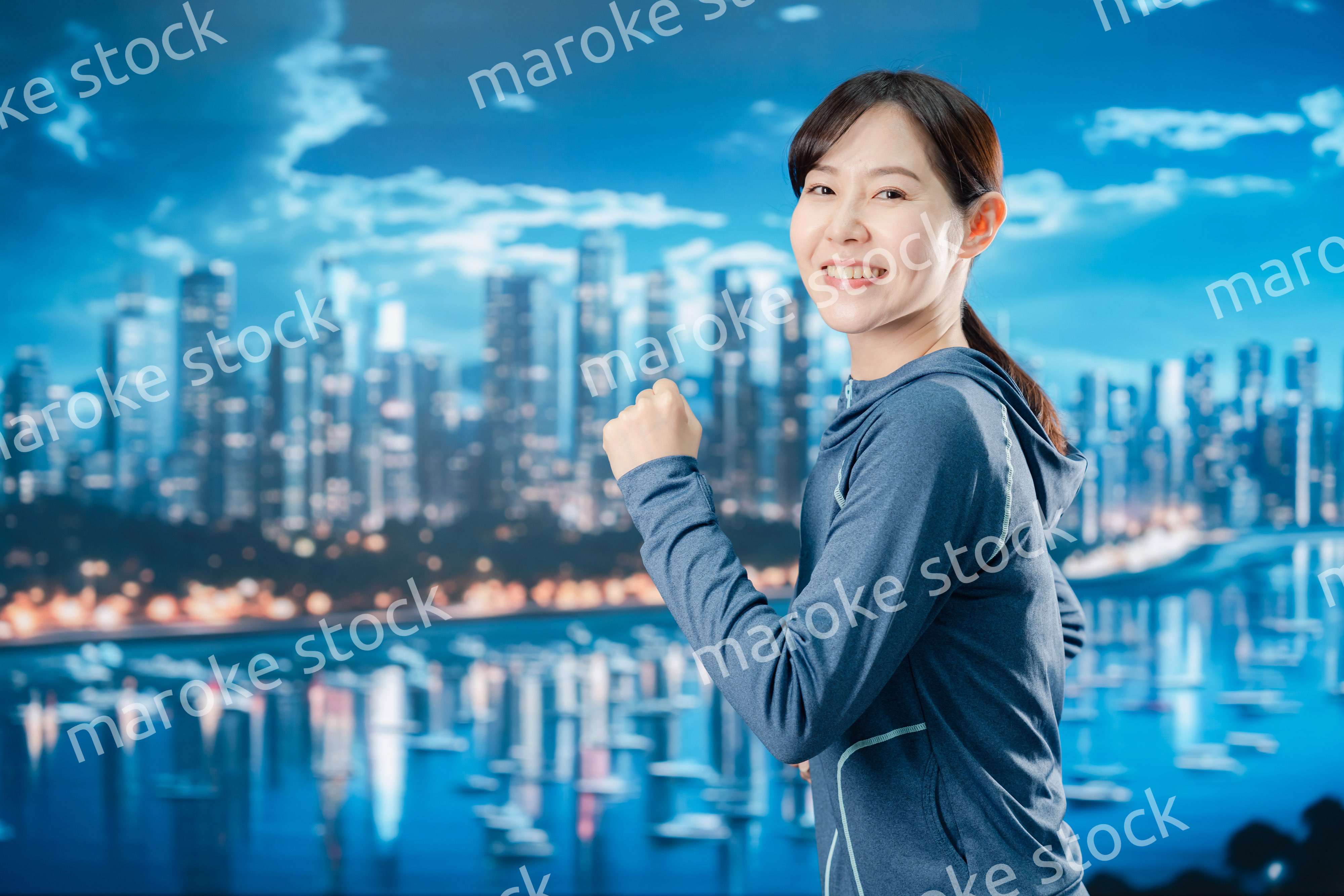 都会をランニングする若い女性