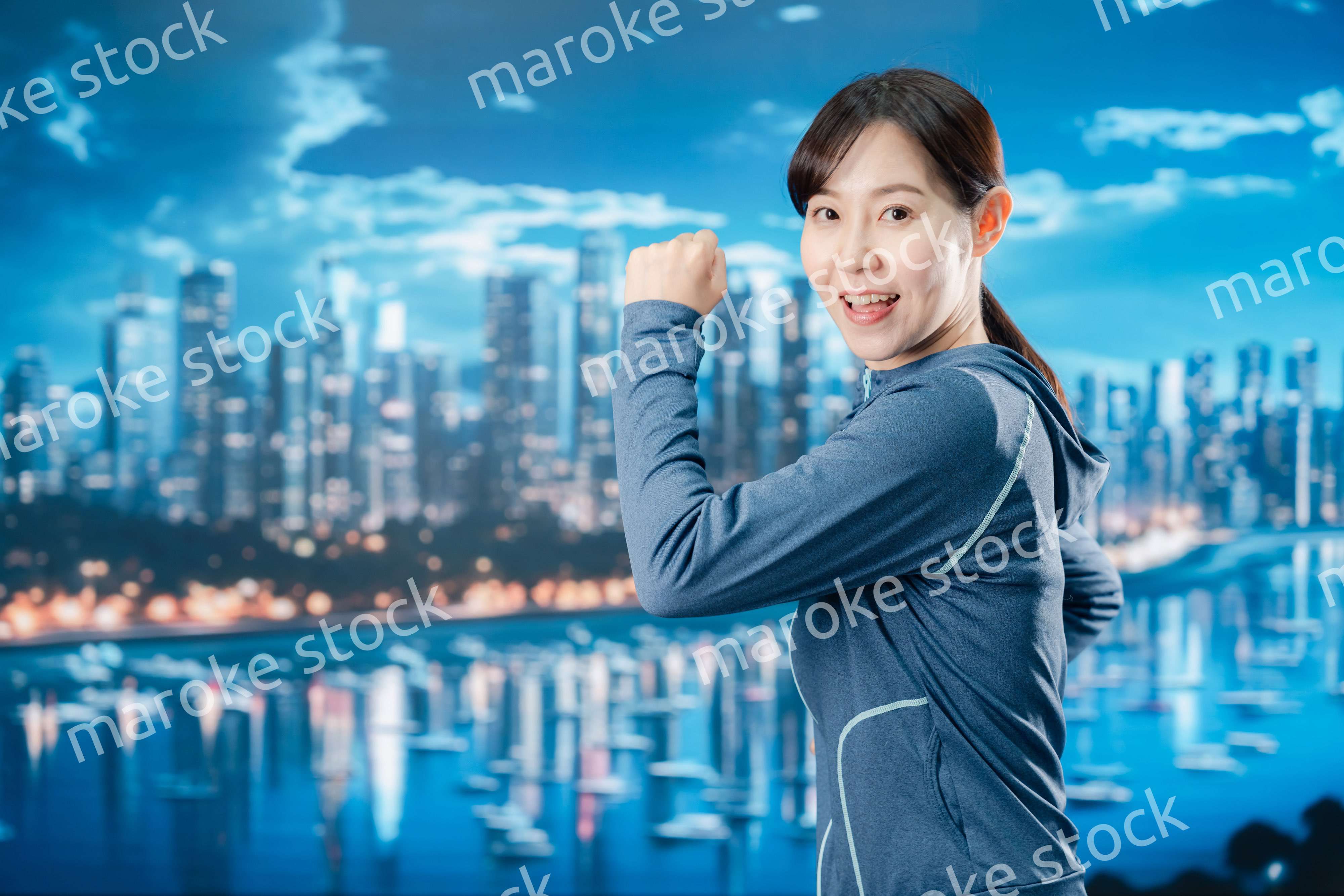 都会をランニングする若い女性