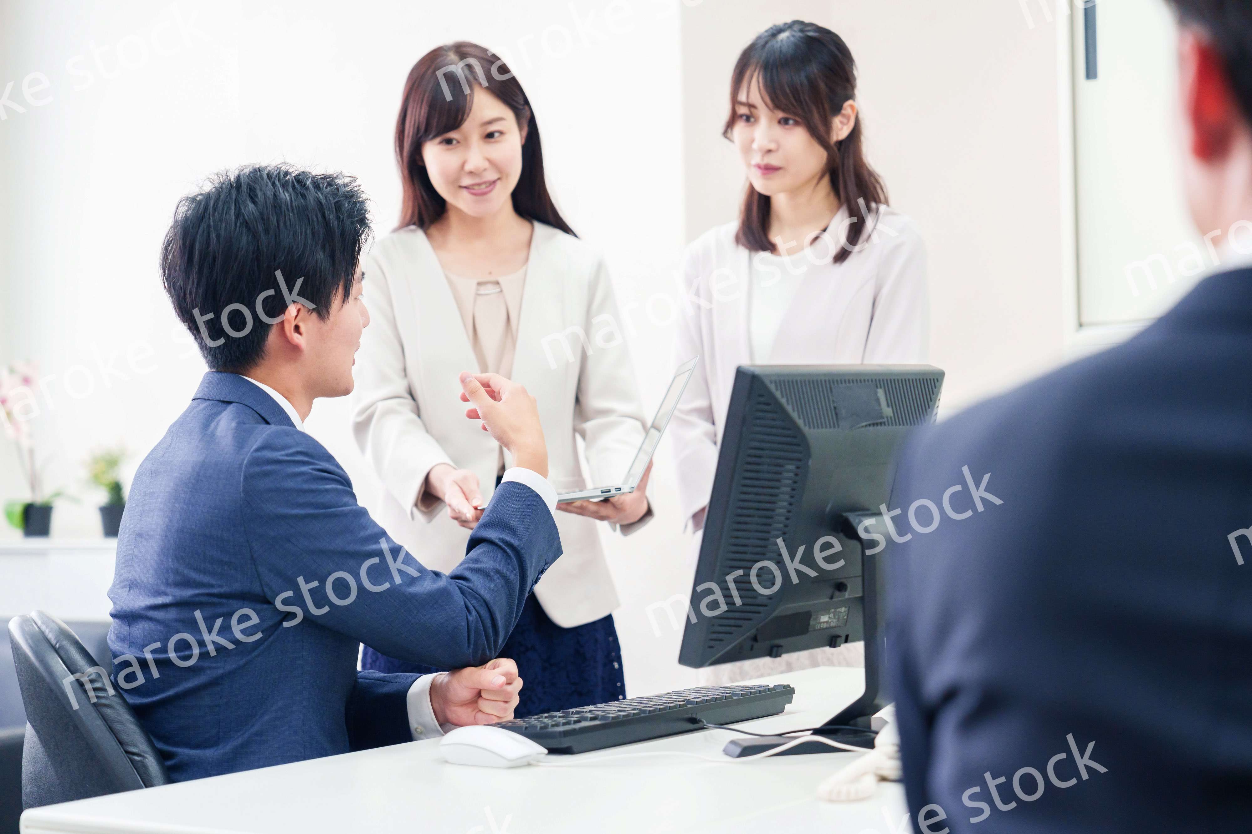 上司に報告をするビジネスパーソン