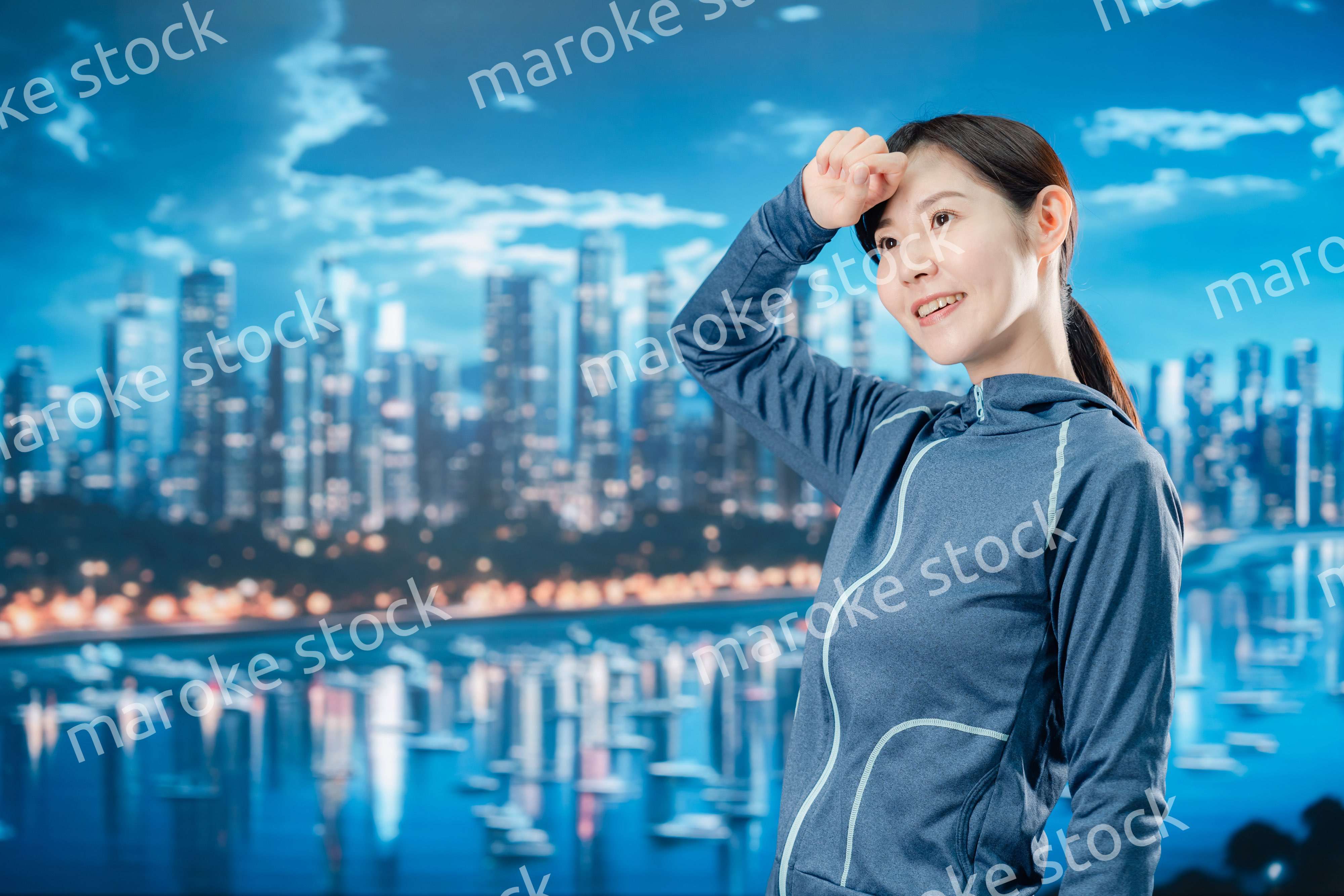 都会をランニングする若い女性