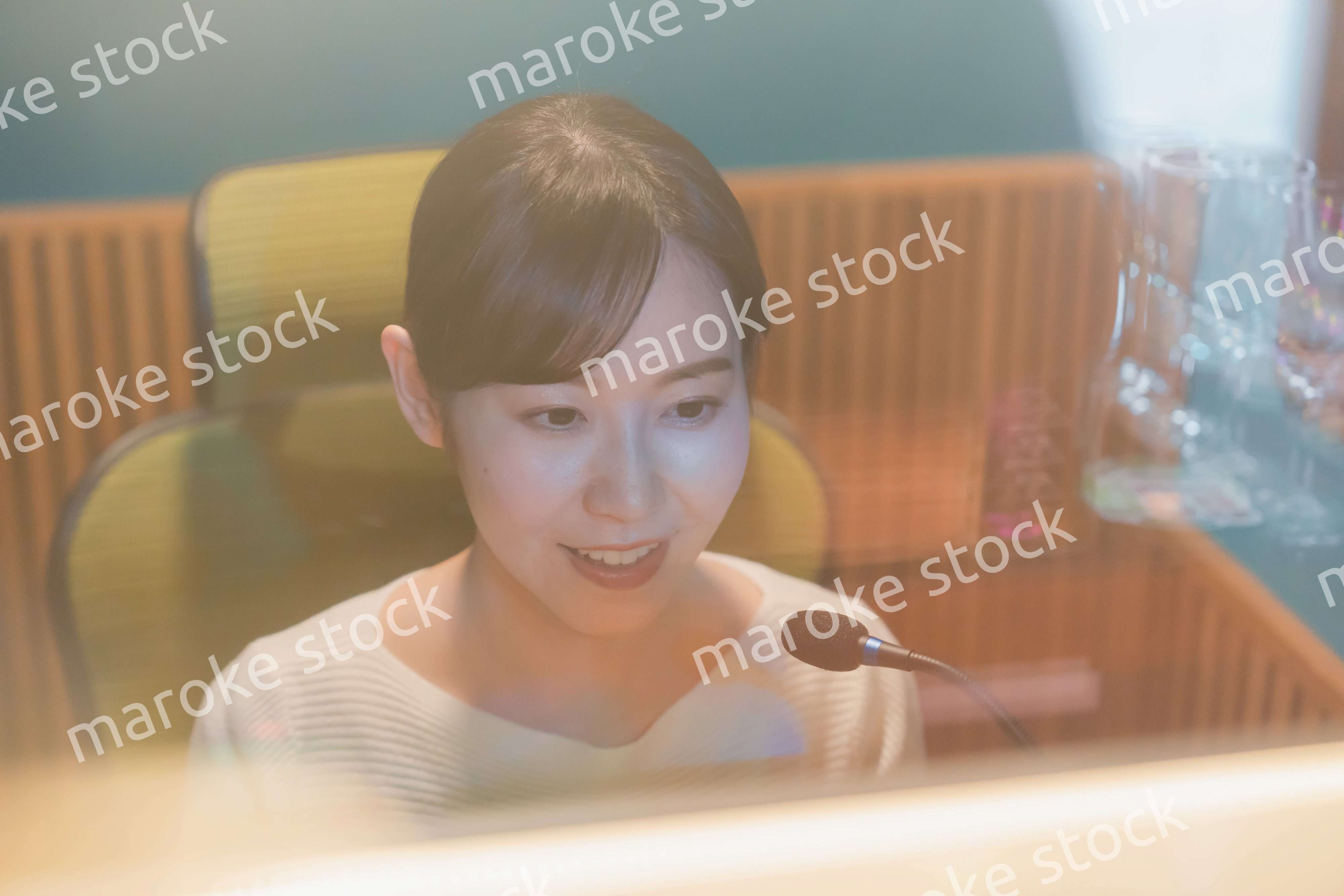 ラジオ番組で話す女性アナウンサー