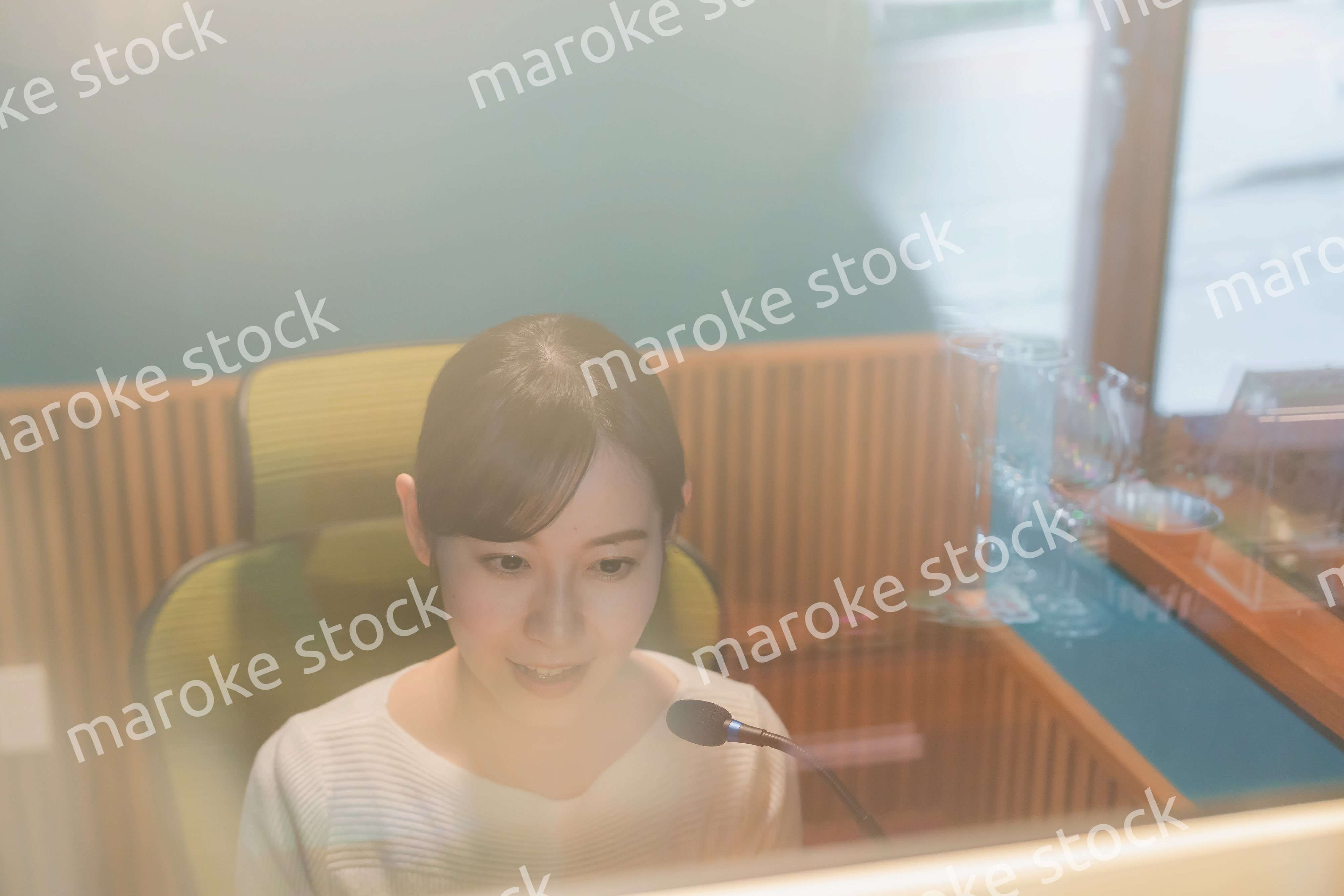 ラジオ番組で話す女性アナウンサー