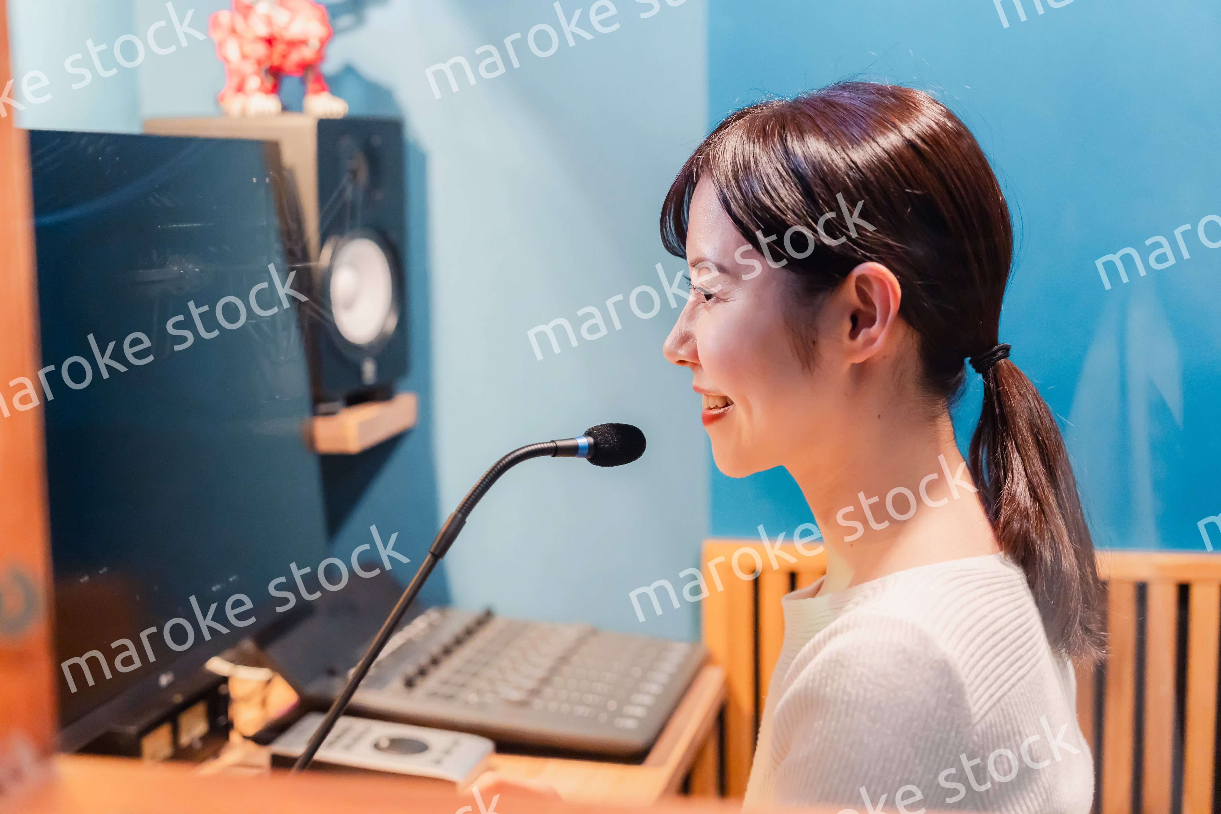 ラジオ番組で話す女性アナウンサー